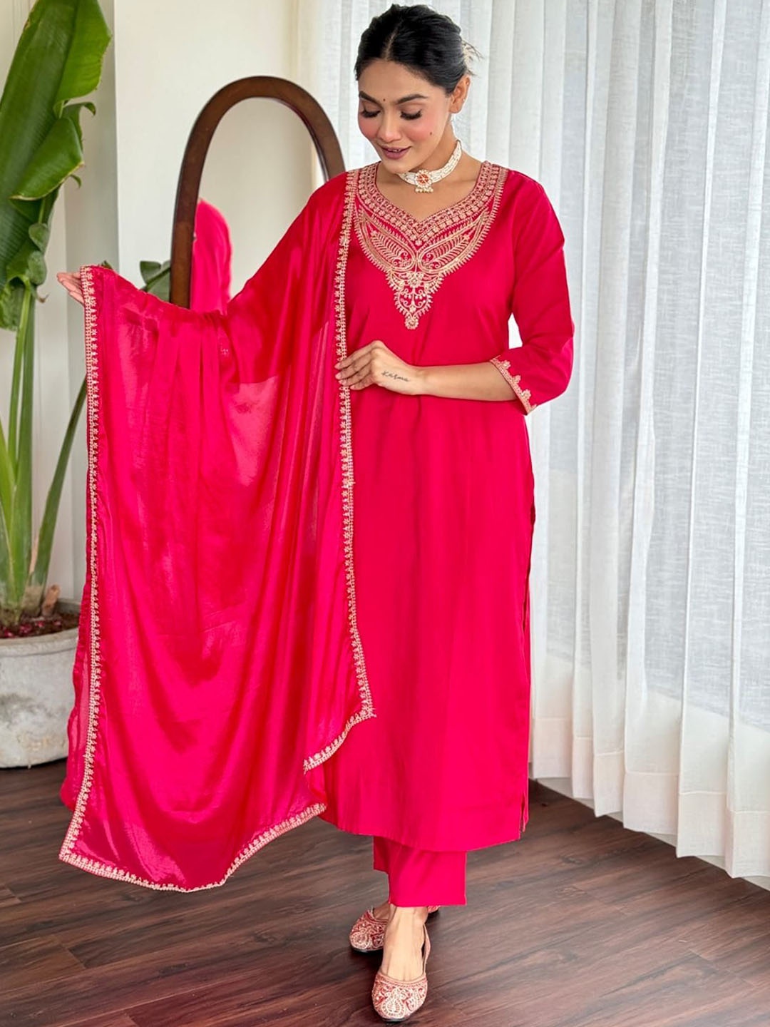 

FVD Floral Embroidered Sequinned Chanderi Silk Straight Kurta with Trousers & Dupatta, Pink
