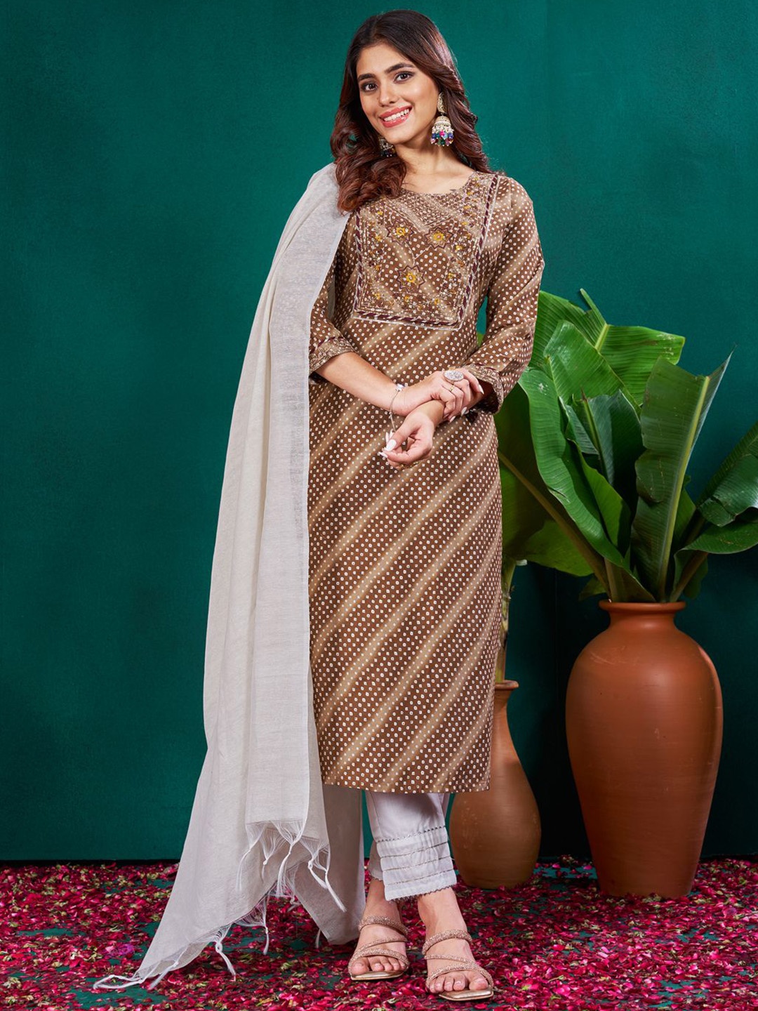 

ARADHNA Bandhani Sequinned Embroidered Straight Kurta With Trousers & Dupatta, Coffee brown