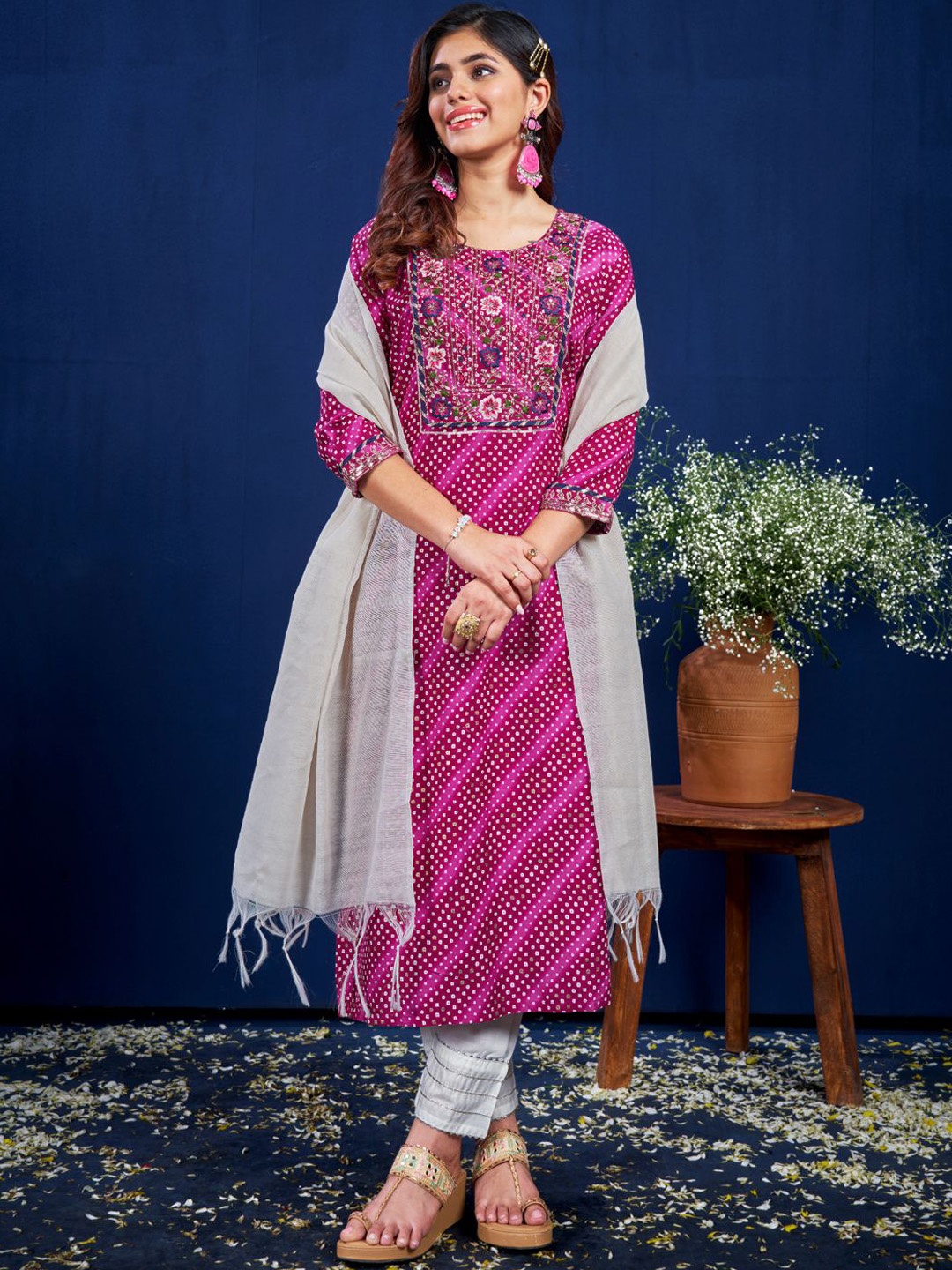 

ARADHNA Bandhani Sequinned Embroidered Straight Kurta With Trousers & Dupatta, Purple