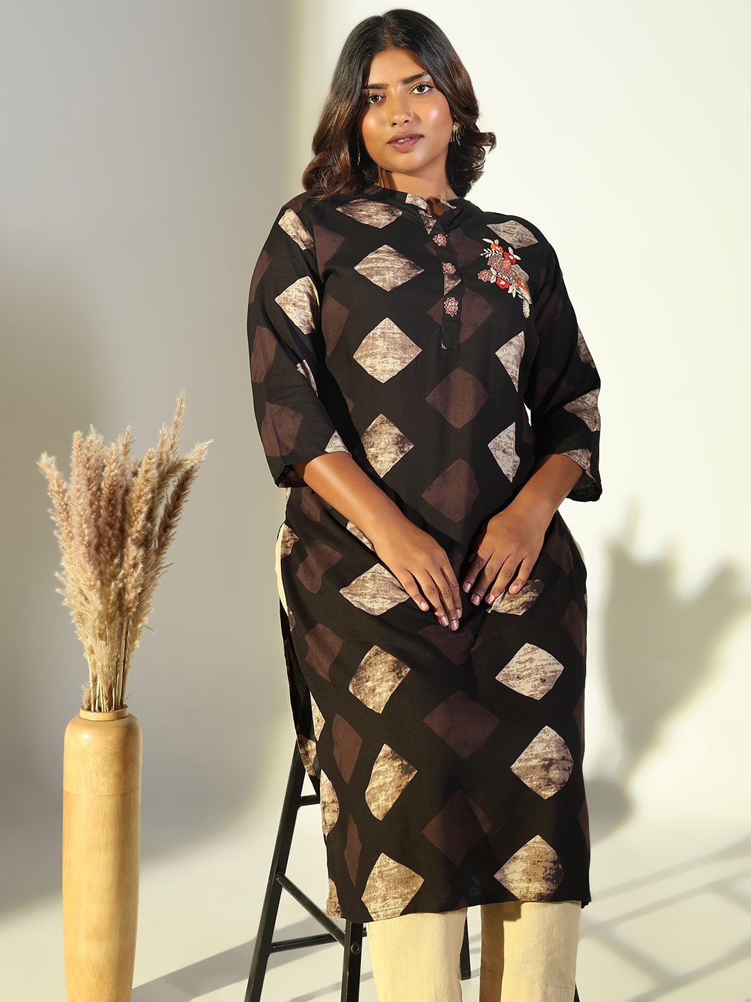 

SHOWOFF Geometric Printed Thread Work Mandarin Collar Straight Kurtas, Black