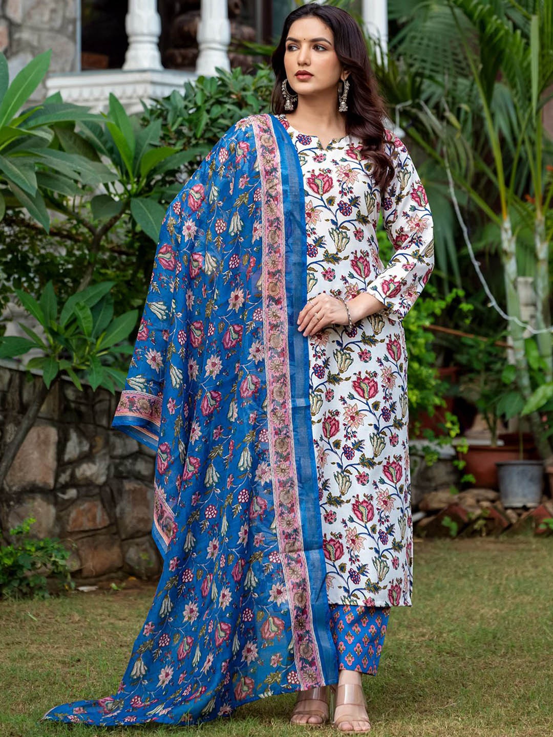 

ARADHNA Ethnic Motifs Printed Notch-Neck Kurta With Trouser & Dupatta, White