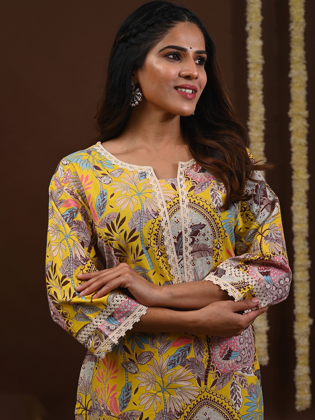 

Rimeline Floral Printed Notch-Neck Straight Kurta, Yellow