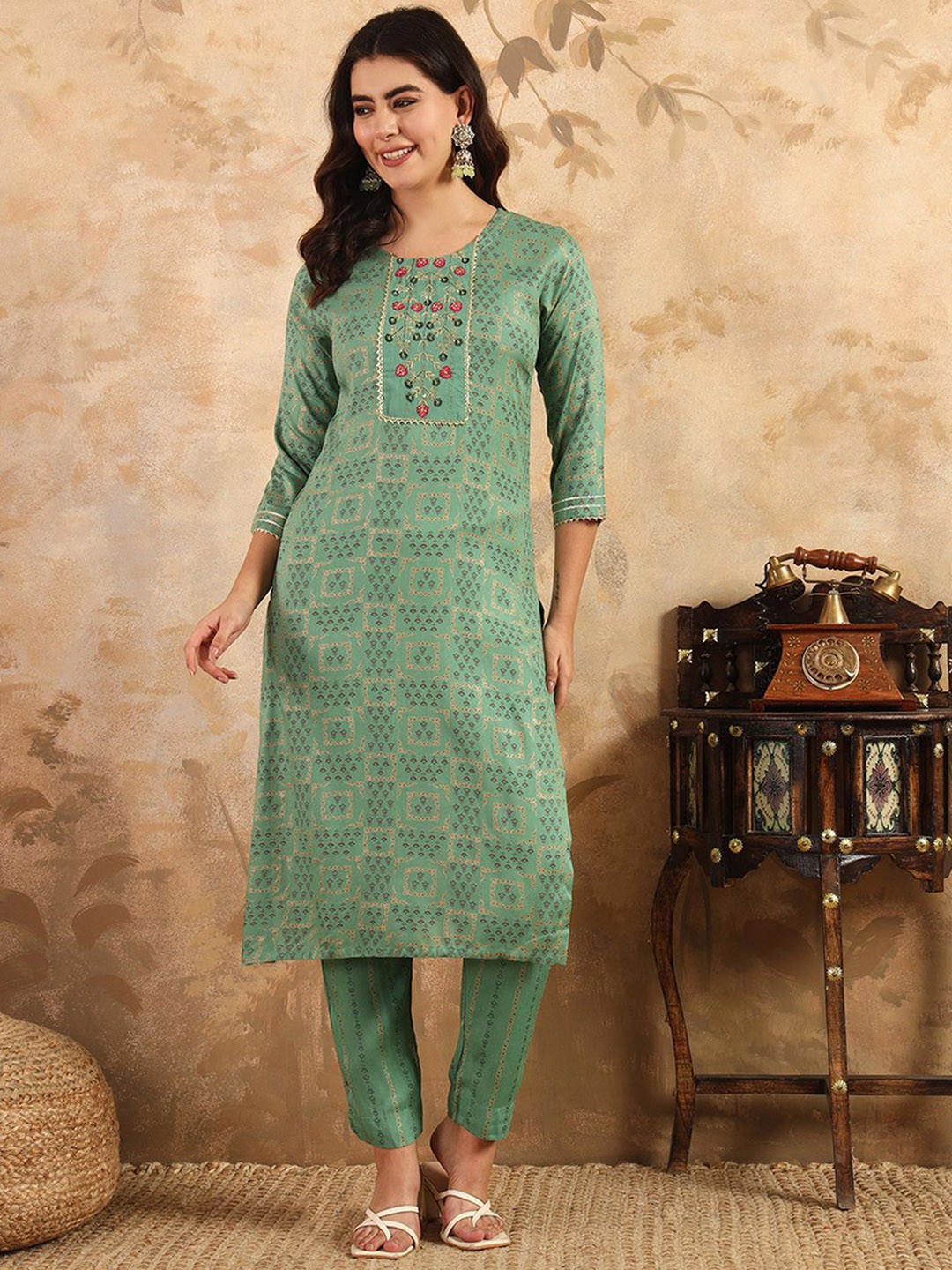 

ARADHNA Floral Printed Gotta Patti Work Round Neck Straight Kurta With Trouser, Green