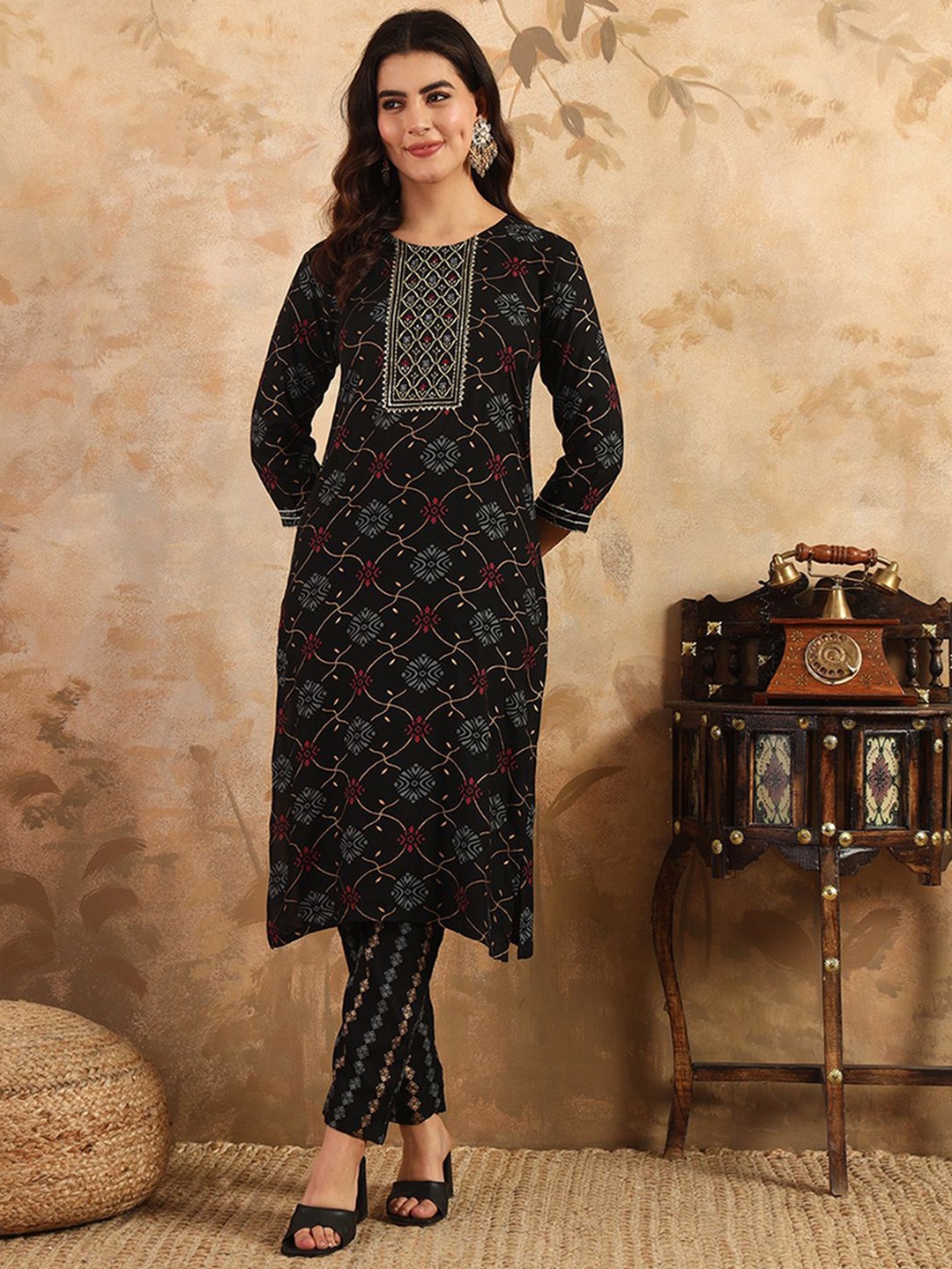 

ARADHNA Floral Sequinned Embroidered Round Neck Straight Kurta With Trouser, Black