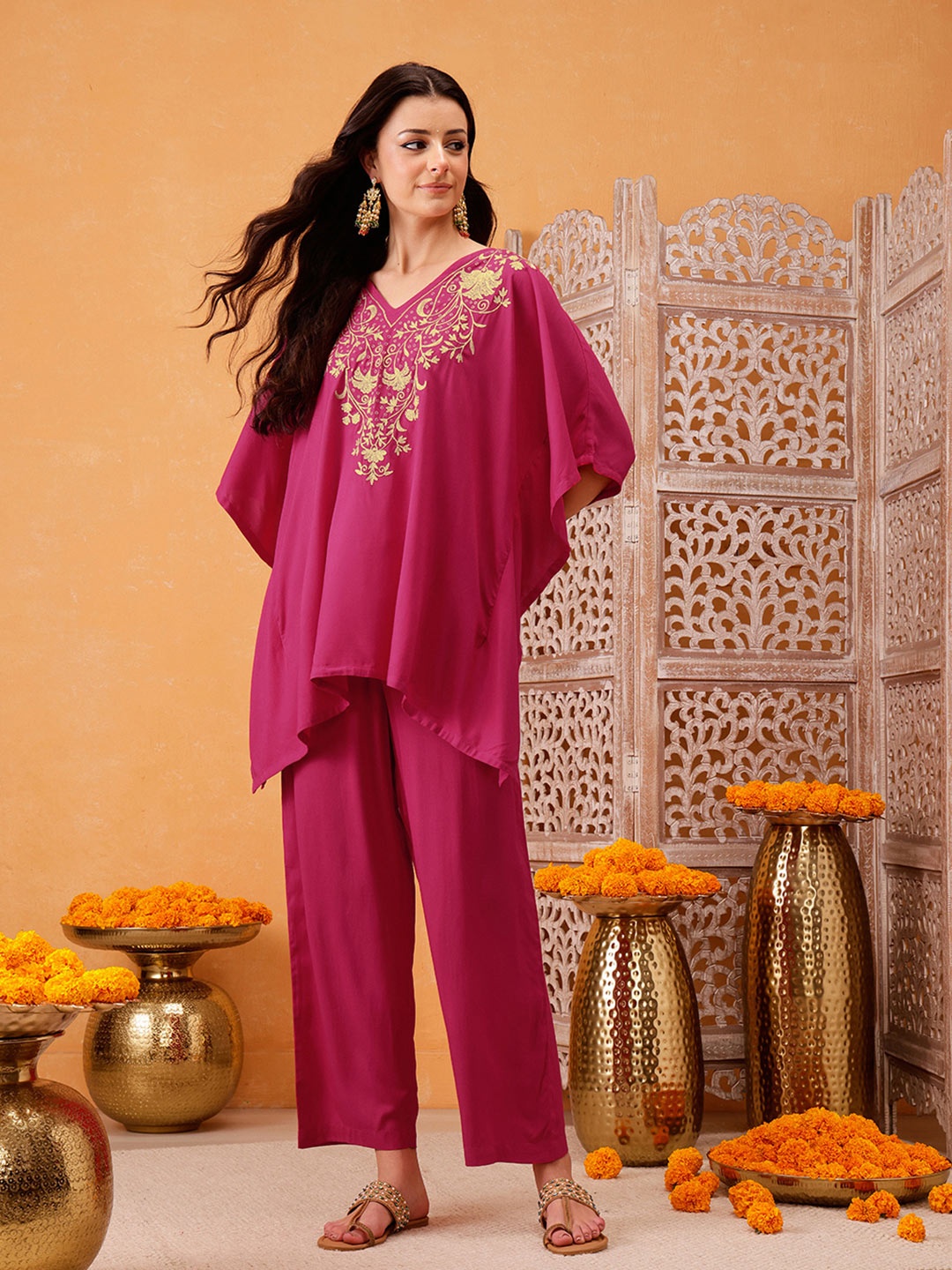 

Qazmi Parvin Kashmiri Embroidered Zari Work V-Neck Ethnic Kaftan With Trouser, Pink