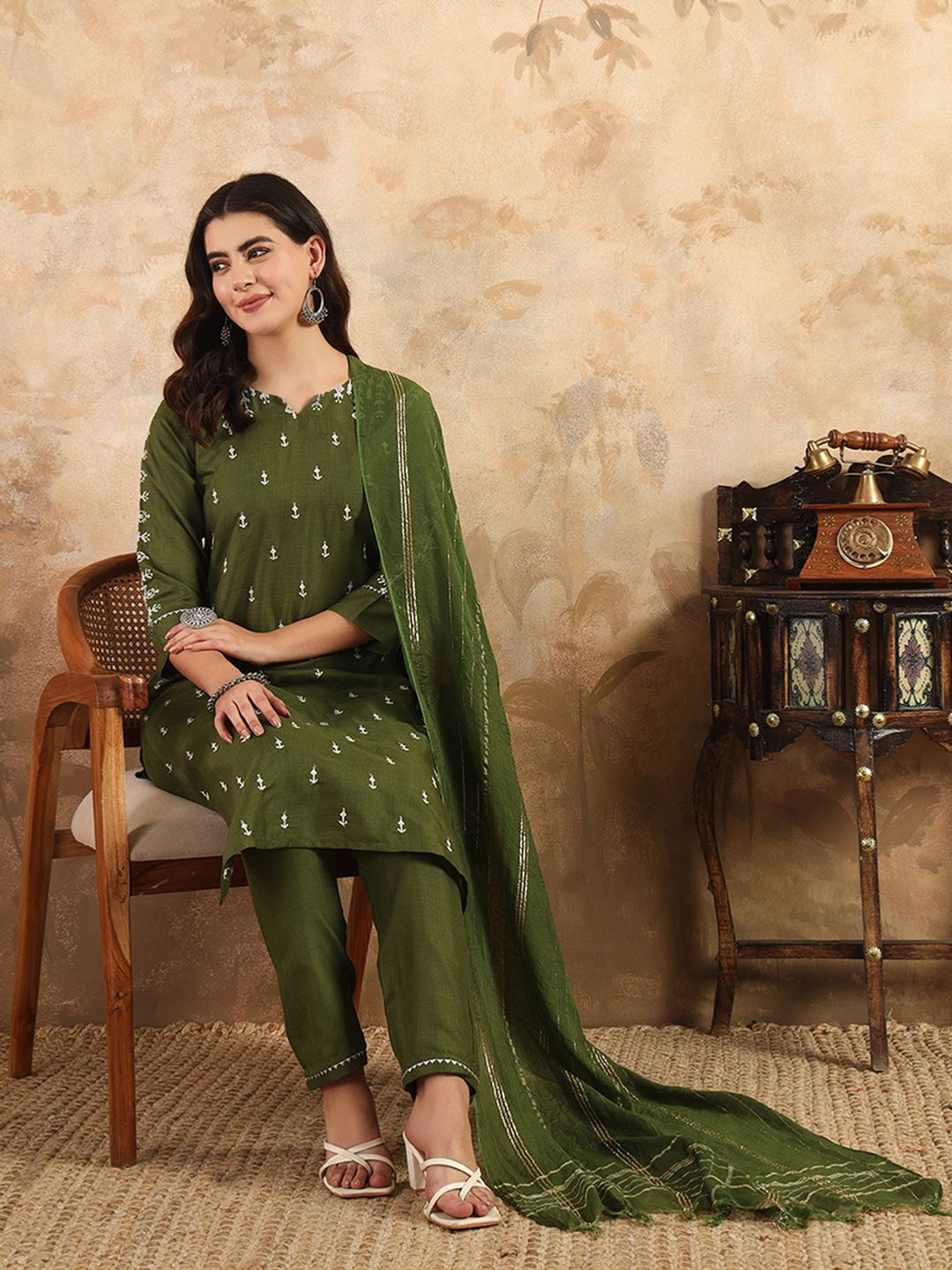 

ARADHNA Embroidered Thread Work Notched Neck Straight Kurta With Trouser And Dupatta, Green