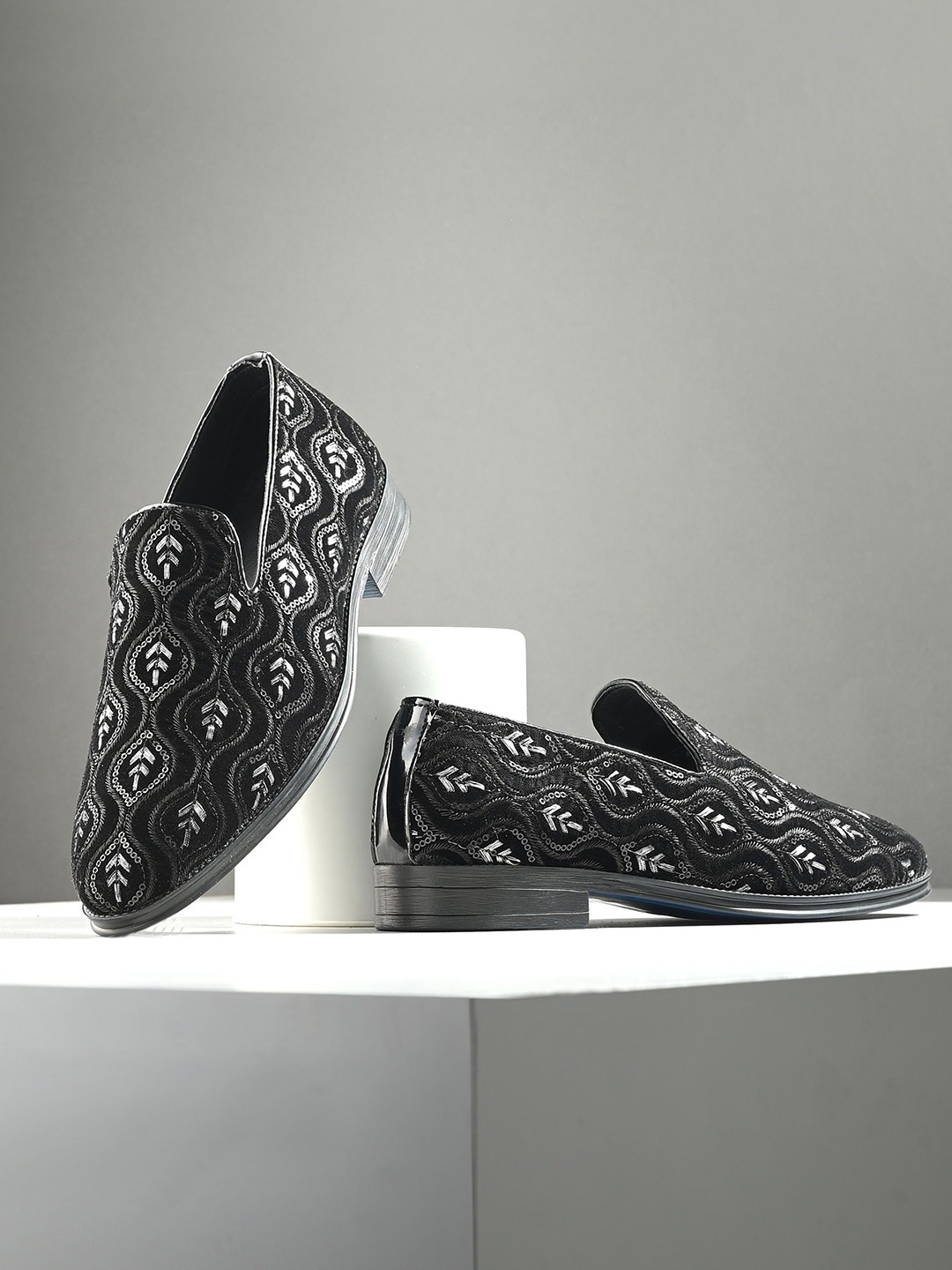 

House Of Pataudi Men Embroidered Casual Slip On Mojaris, Black