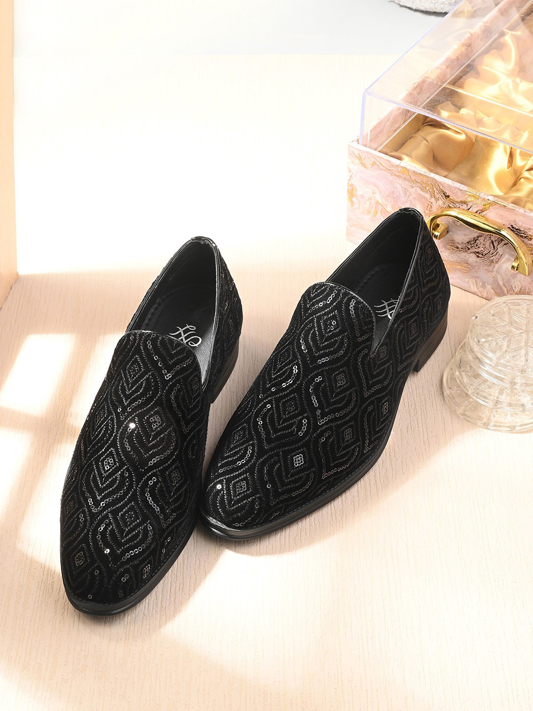 

House of Pataudi Men Embroidered Casual Mojaris, Black
