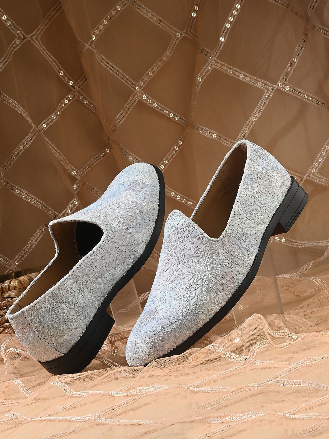 

House of Pataudi Men Embroidered Casual Mojaris, Grey