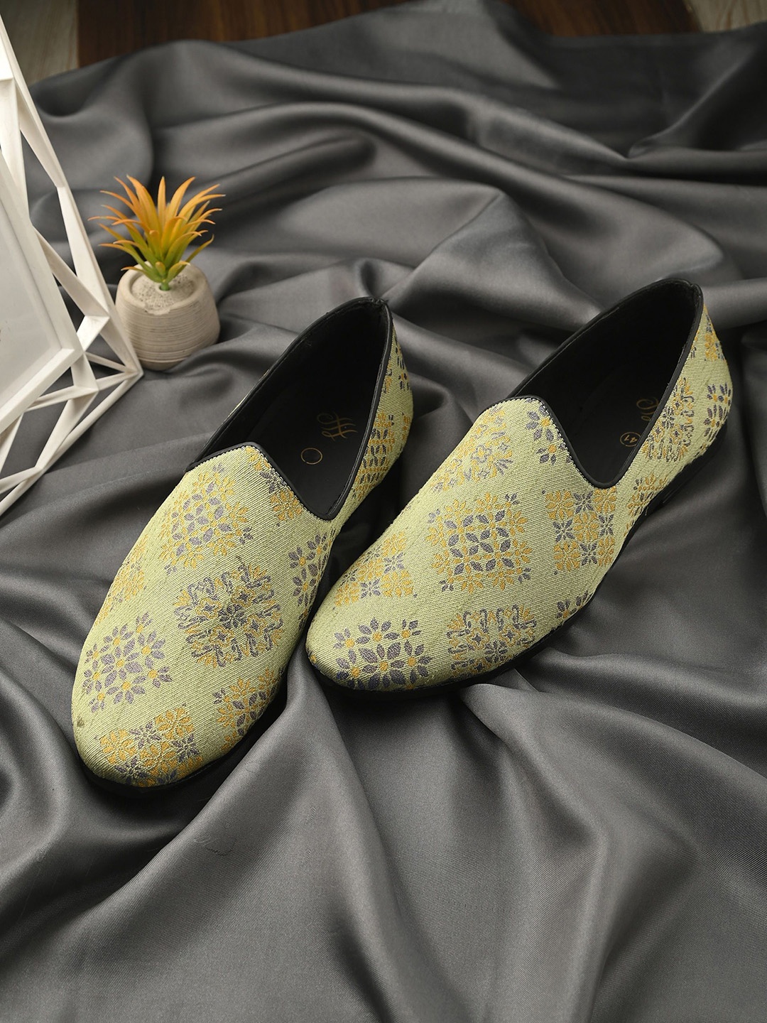 

House Of Pataudi Men Embroidered Casual Slip On Mojaris, Green