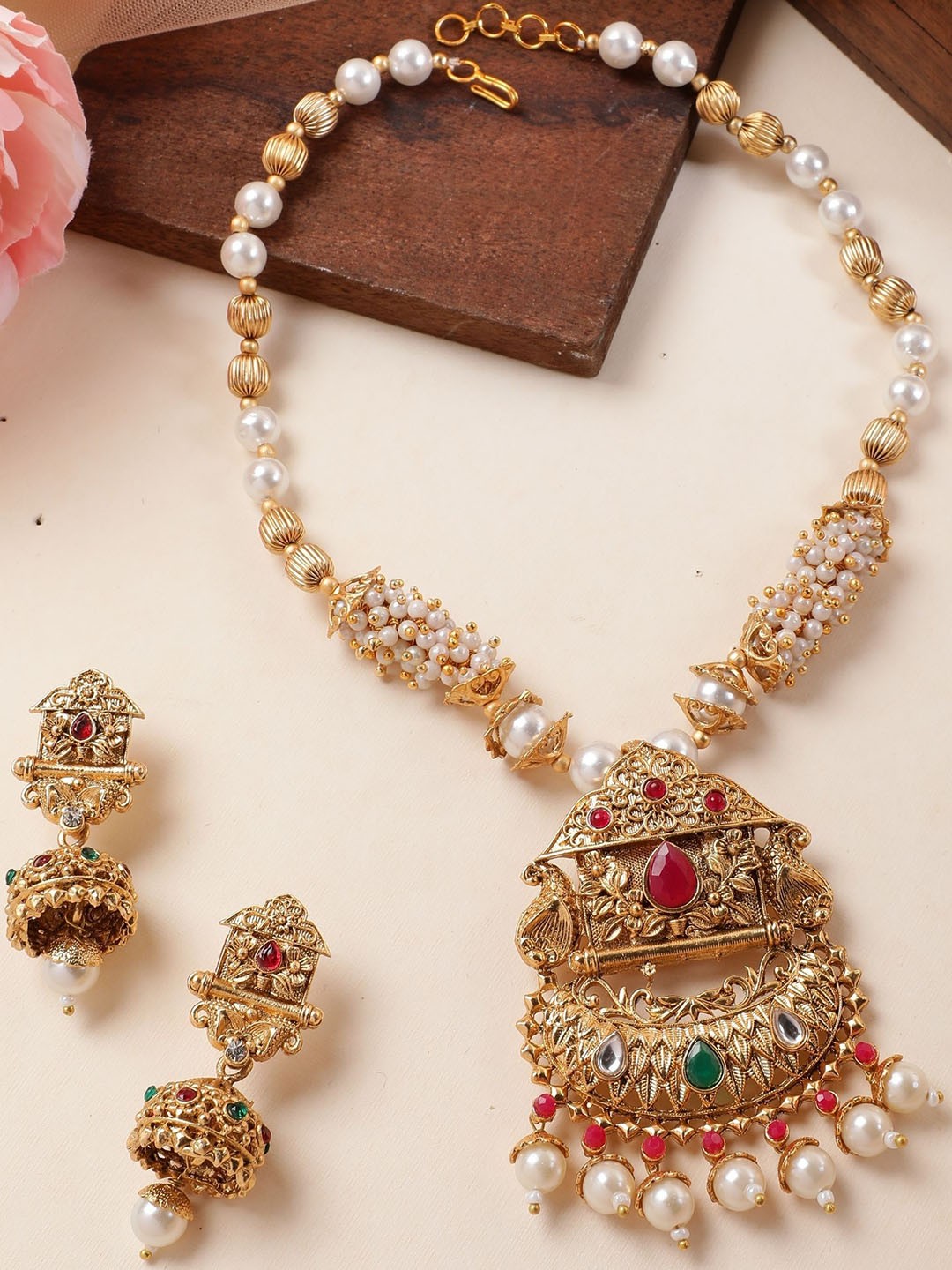 

ORANGENYSHA Matte Gold-Plated Kundan-Studded & Beaded Floral Theme Jewellery Set