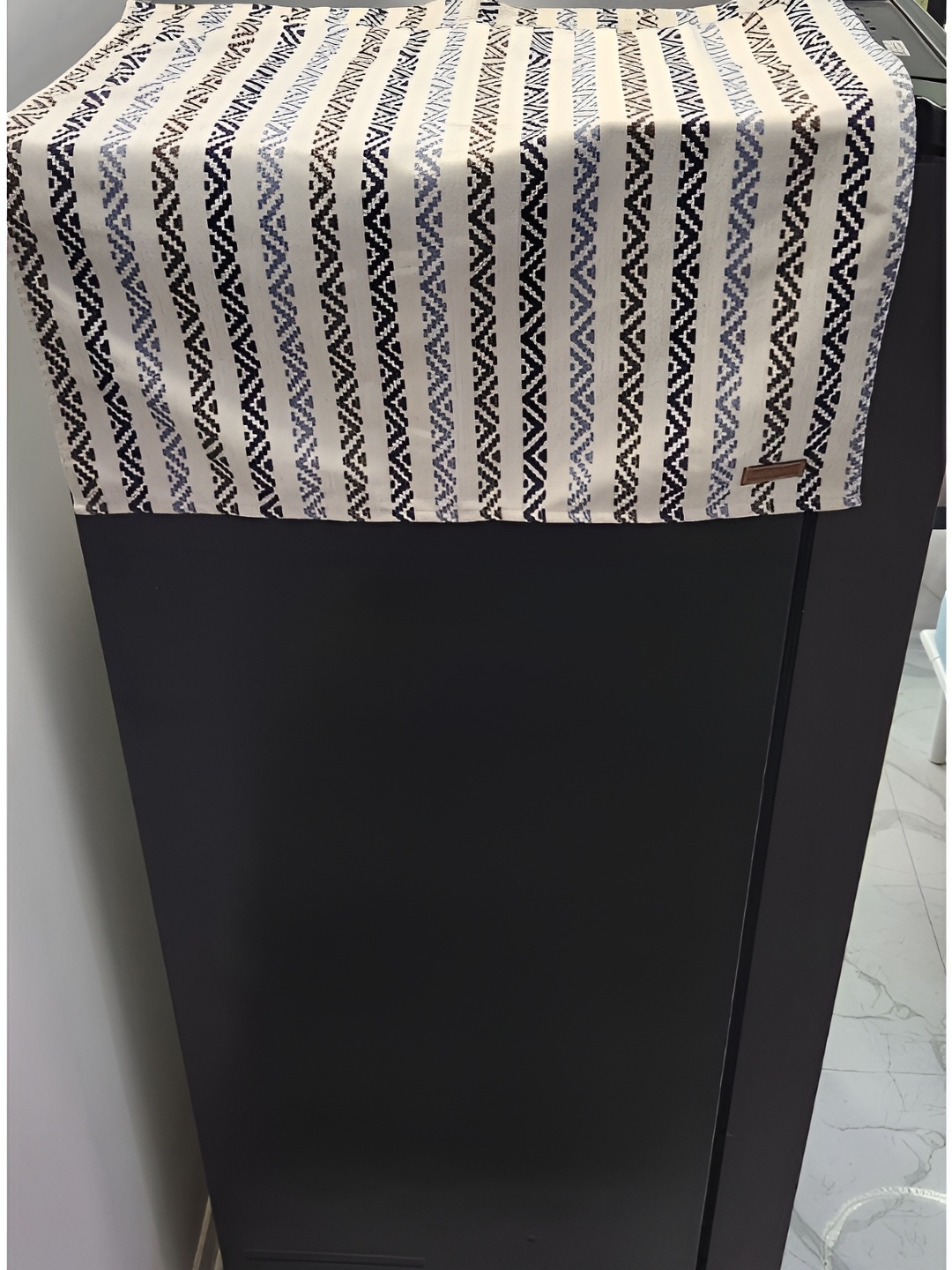 

THROWPILLOW Off White & Grey Geometric Printed Shrink Resistant Fridge Cover