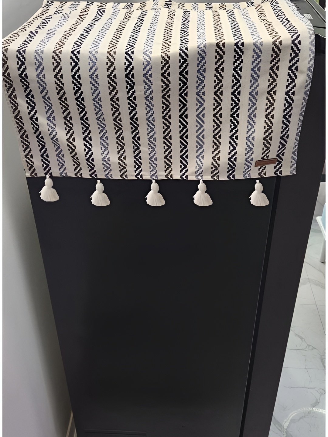 

THROWPILLOW Off White & Black Geometric Printed Fridge Cover
