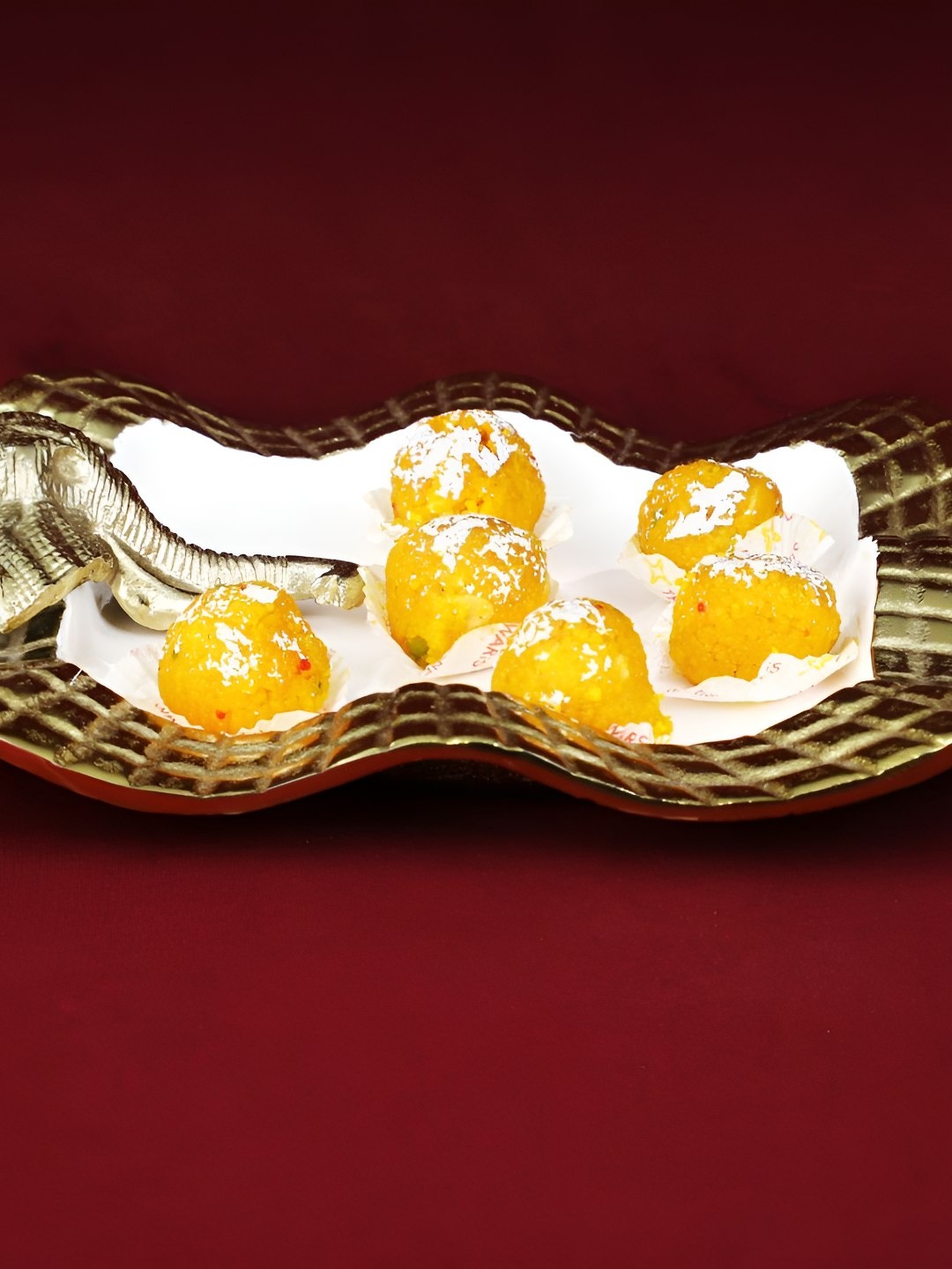 THE HOME CO. White and Gold-Toned Elephant Textured Aluminium Easy to Clean Food Platter