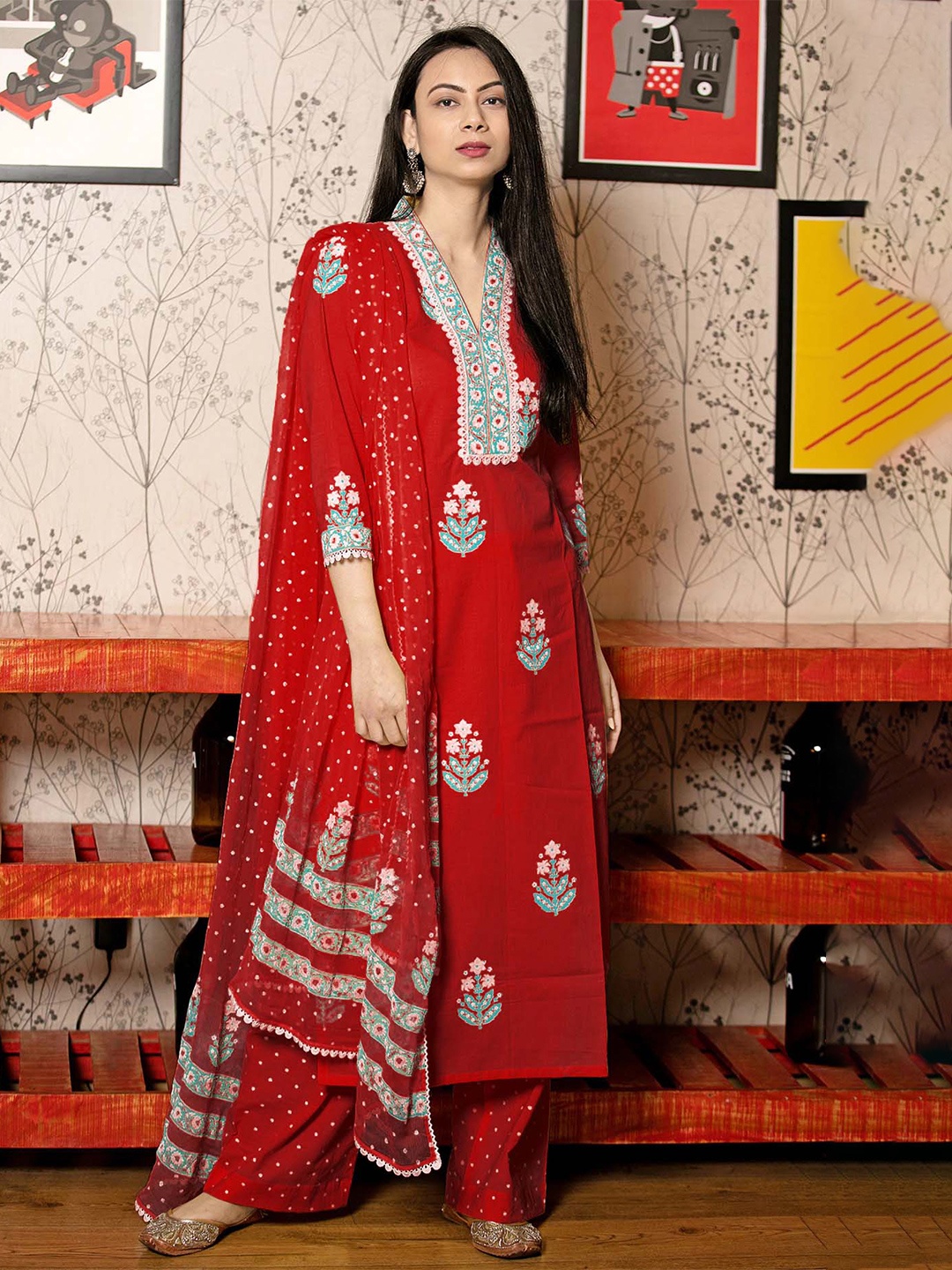 

GoSriKi Floral Printed V-Neck Straight Kurta With Palazzos And Dupatta, Red