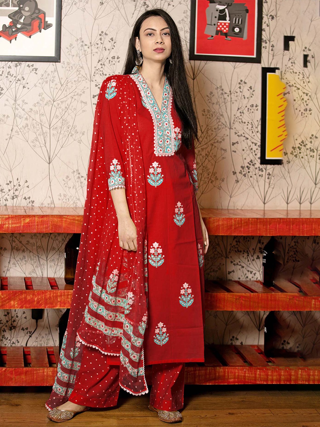 

GoSriKi Floral Printed V-Neck Straight Kurta With Palazzos And Dupatta, Red