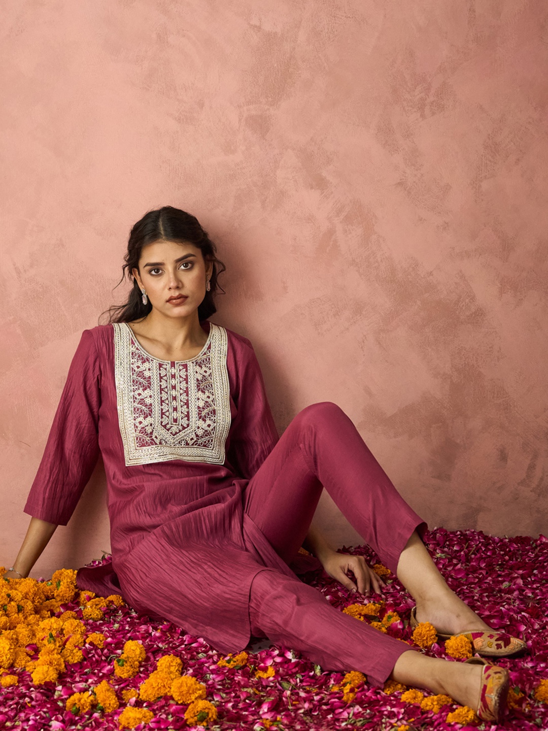 

HRITIKA Floral Embroidered Thread Work Round Neck Straight Kurta With Trousers, Pink