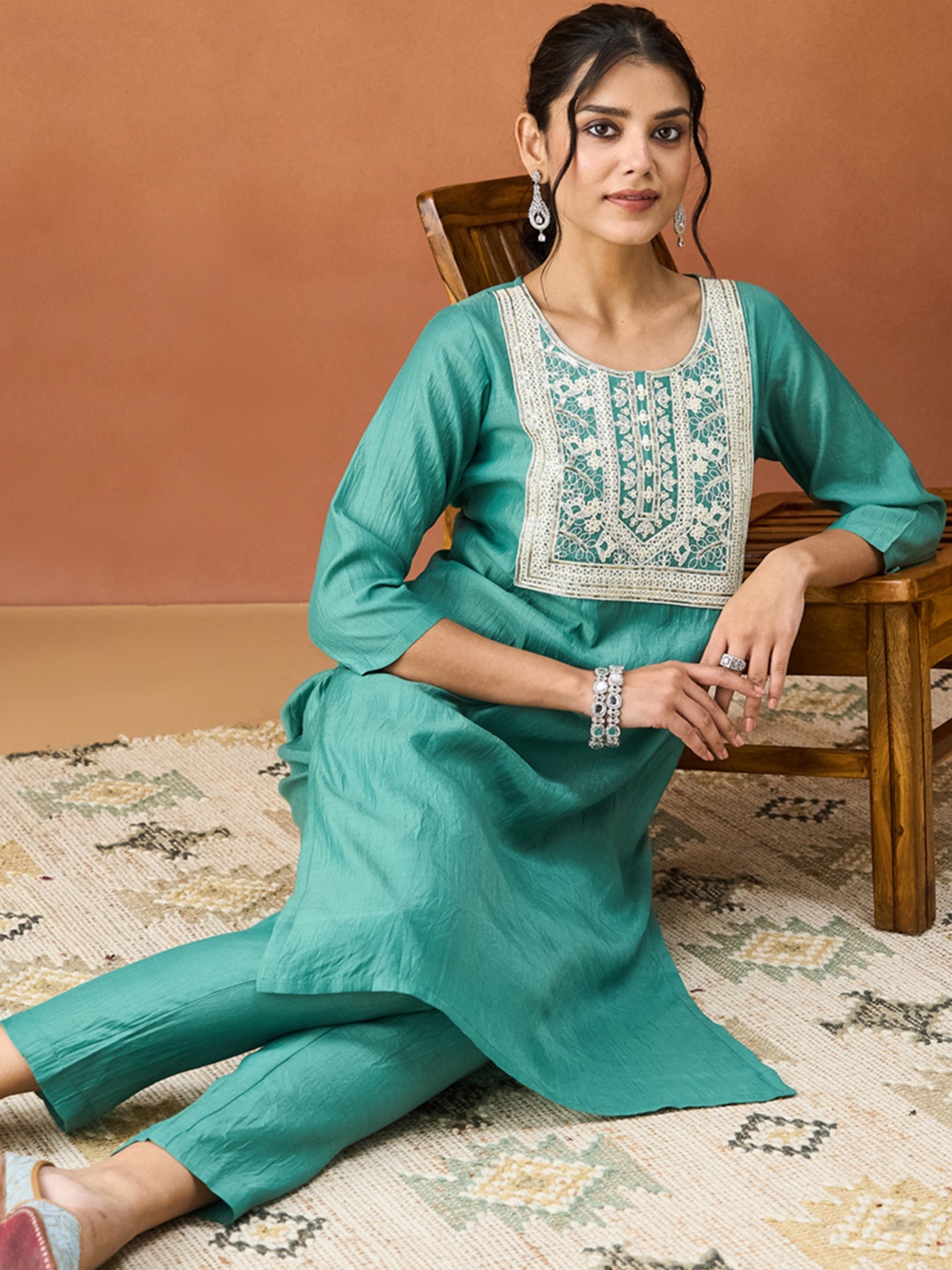 

HRITIKA Floral Embroidered Thread Work Round Neck Straight Kurta With Trousers, Turquoise blue