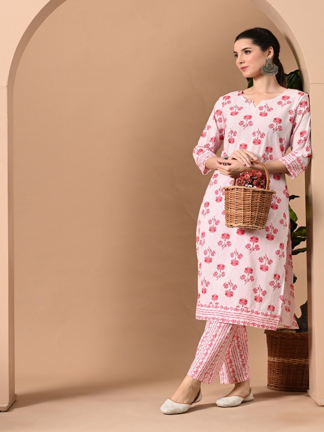 

GLOWWORLD Floral Printed Notch Neck Straight Kurta with Trousers, Pink