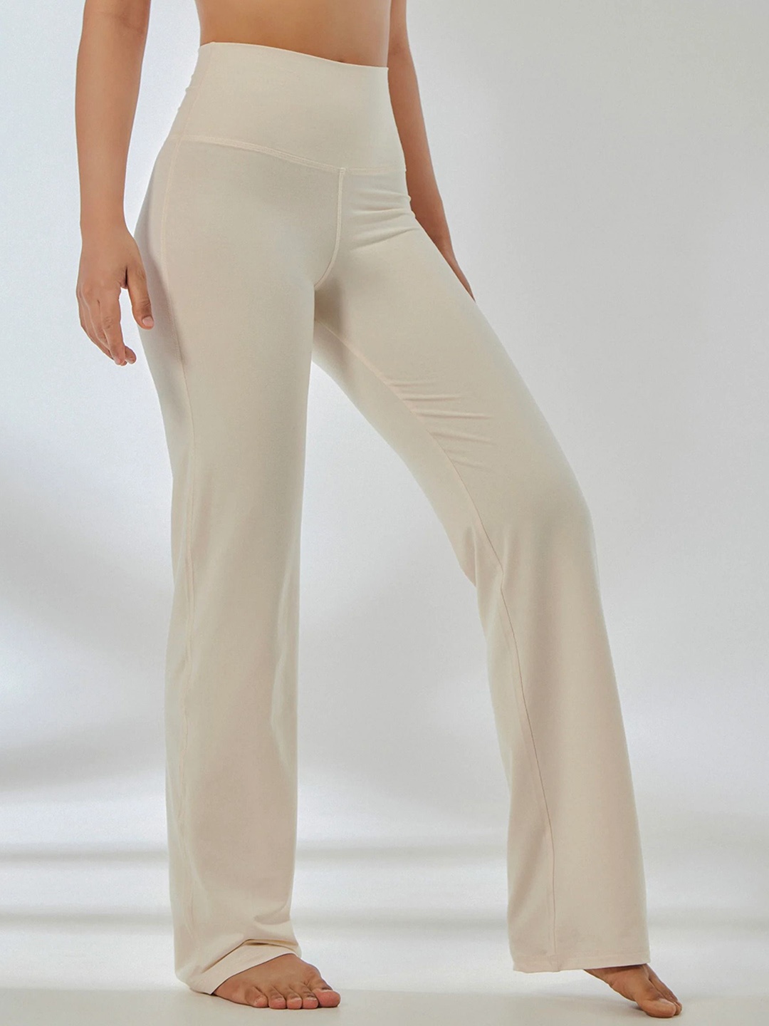 

YAMAYOGA Aero Flared Yoga Tights, White