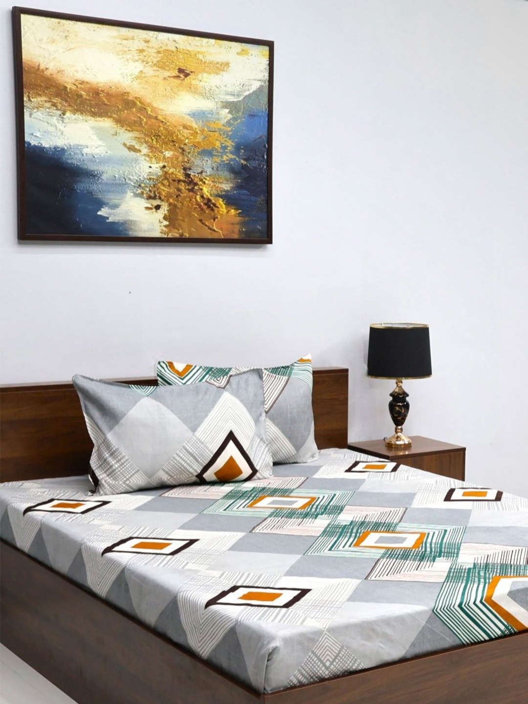 

Steve & Anderson Plush Grey Geometric 140 TC Queen Bedsheet Set Set 2.25 m x 2.50 m