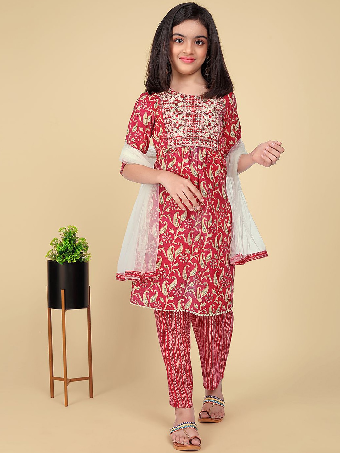 

LOOKS AND LIKES Girls Paisley Printed Pure Cotton Straight Kurta With Trousers & Dupatta, Red