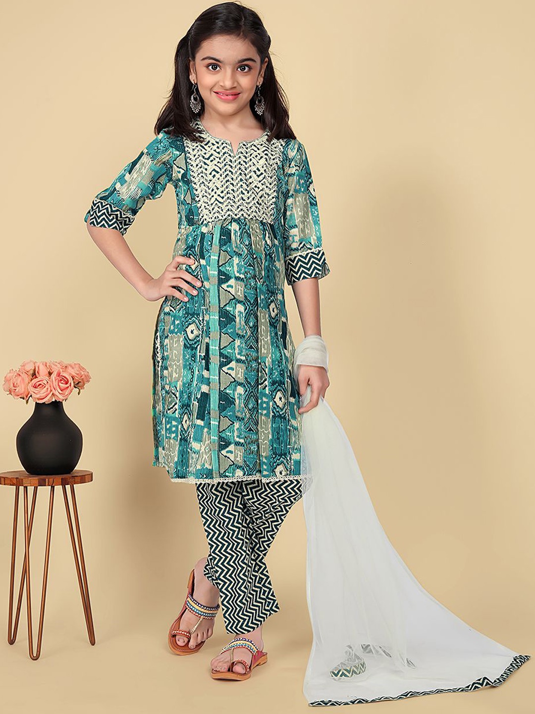 

LOOKS AND LIKES Girls Floral Printed Pure Cotton Straight Kurta With Trousers & Dupatta, Green