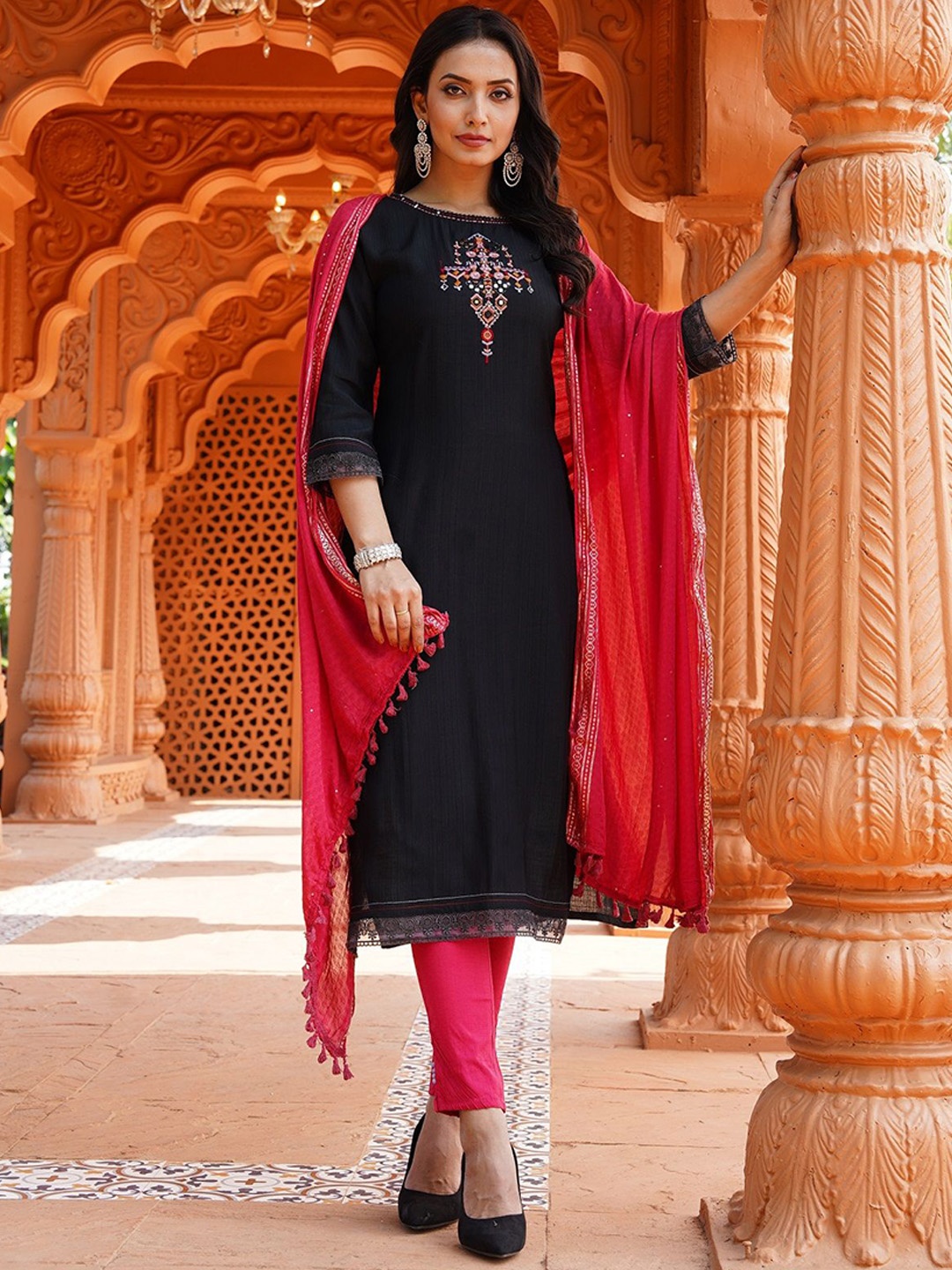 

KODILA ENTERPRISE Geometric Embroidered Mirror Work Kurta With Trousers & Dupatta, Black