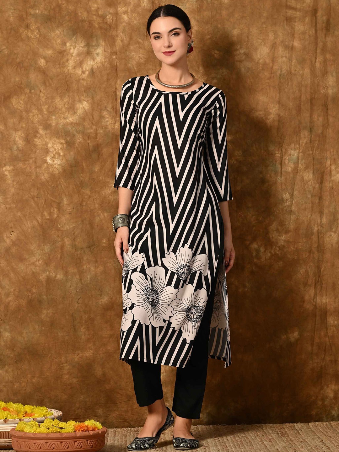 

Krimmple Chevron Printed Straight Kurta with Trousers, Black