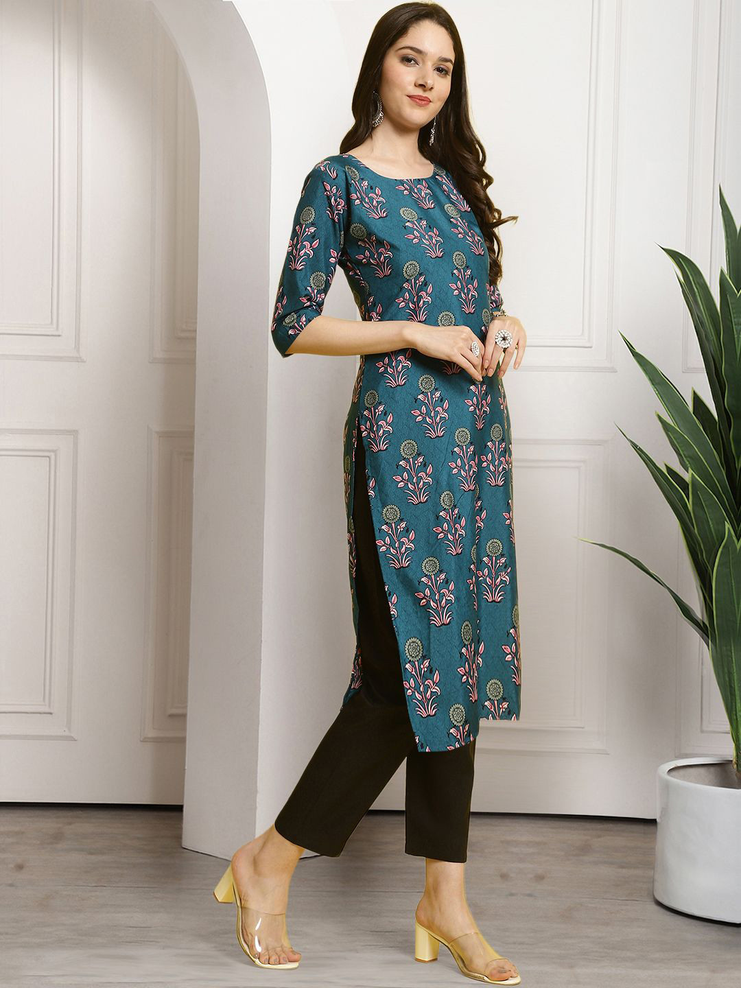 

7Threads Geometric Printed Round Neck Straight Kurta with Trousers, Blue