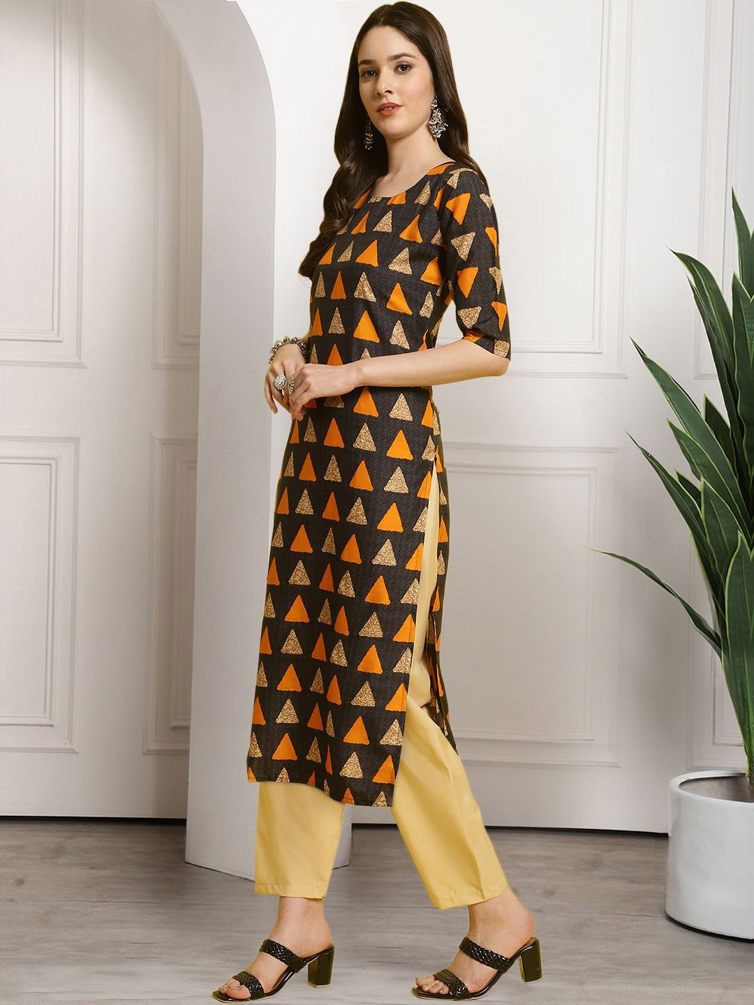 

7Threads Geometric Printed Round Neck Straight Kurta with Trousers, Black