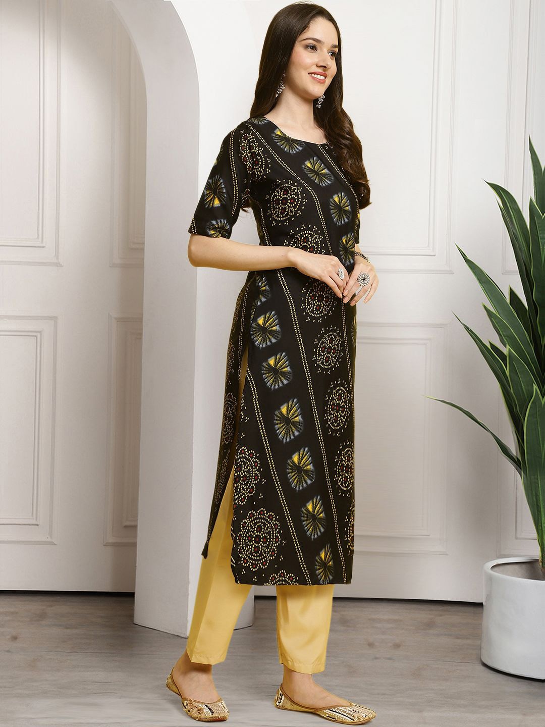 

7Threads Bandhani Printed Round Neck Straight Kurta with Trousers, Black