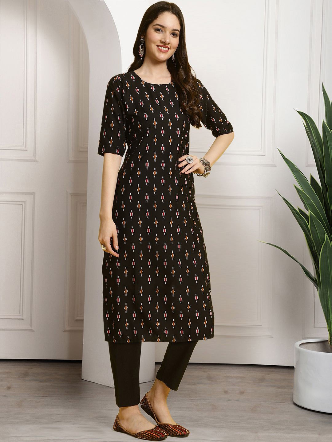 

7Threads Geometric Printed Round Neck Straight Kurta with Trousers, Black
