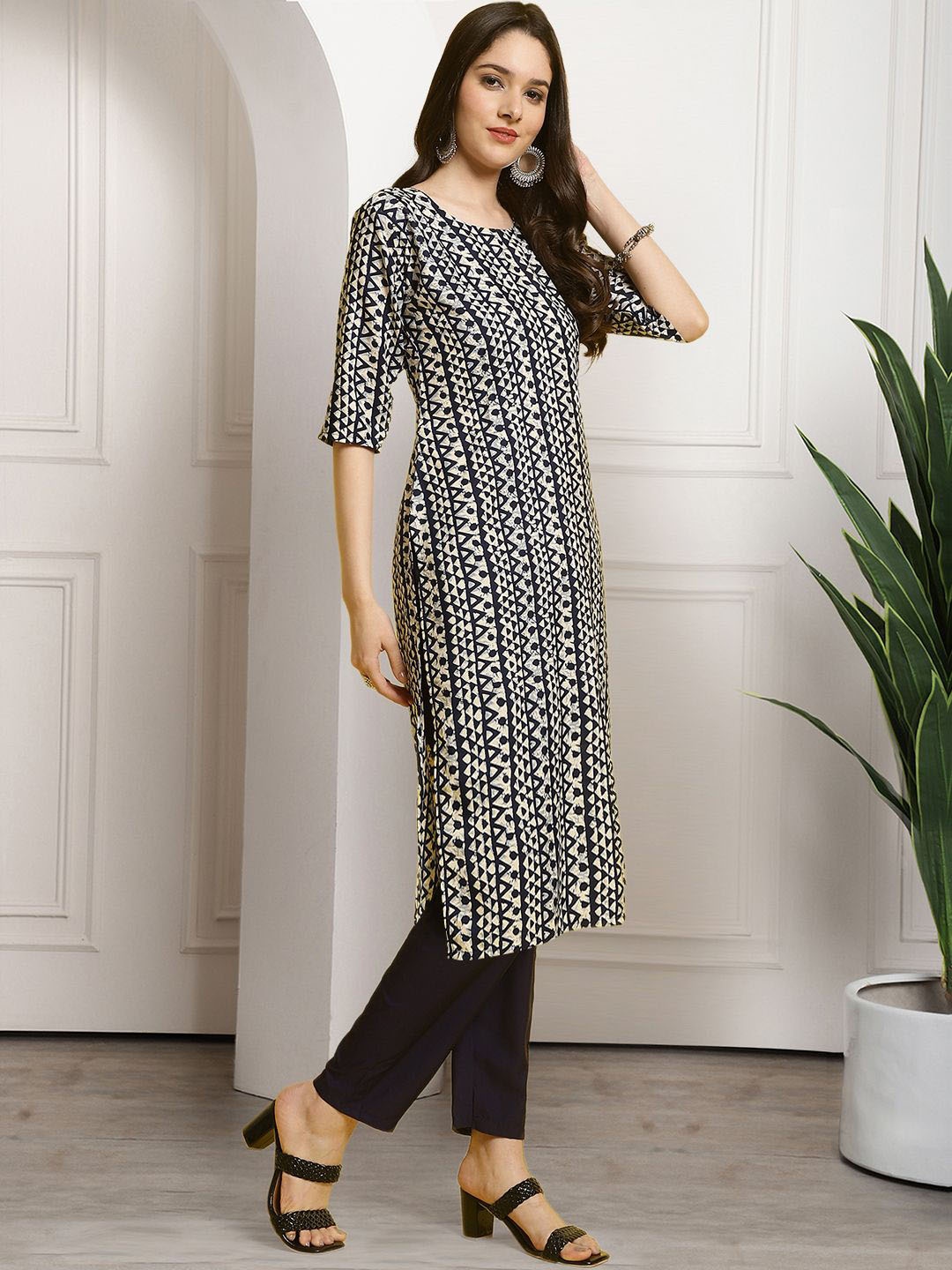 

7Threads Geometric Printed Round Neck Straight Kurta with Trousers, White