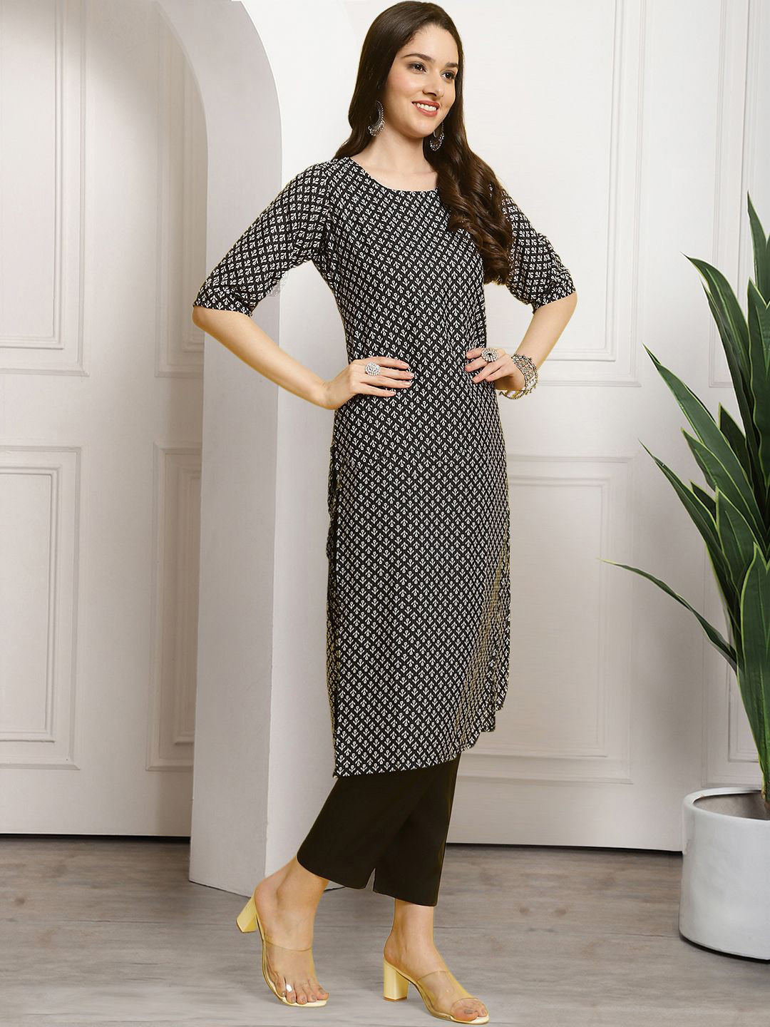 

7Threads Floral Printed Round Neck Straight Kurta with Trousers, Black