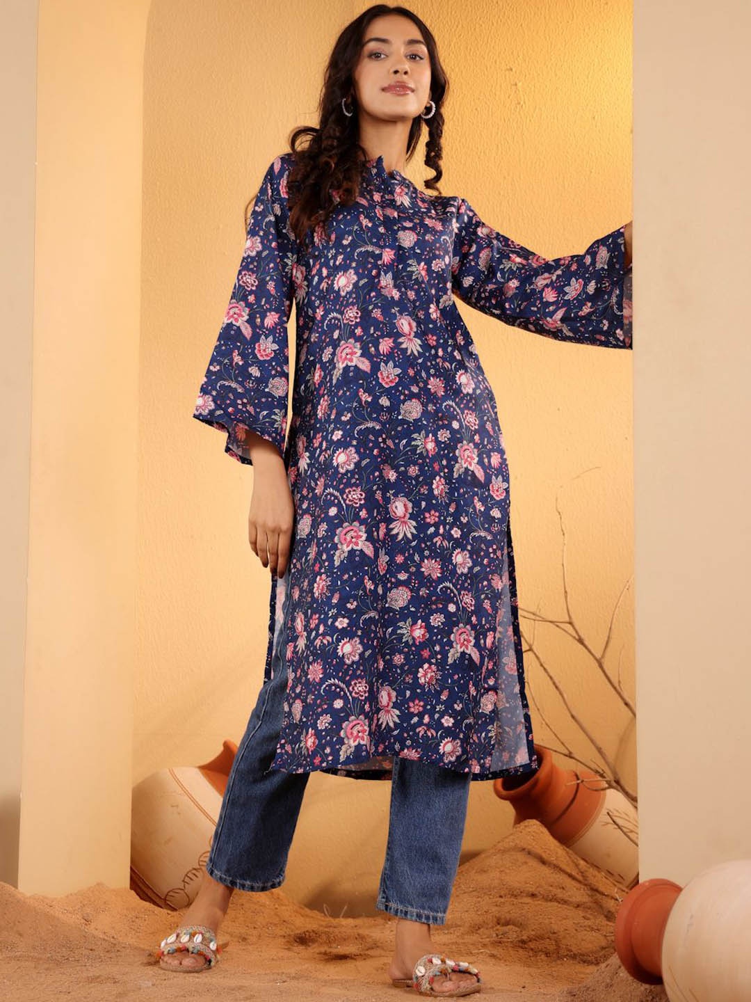 

Varanga Floral Printed Mandarin Collar Flared Sleeves Straight Kurta, Blue