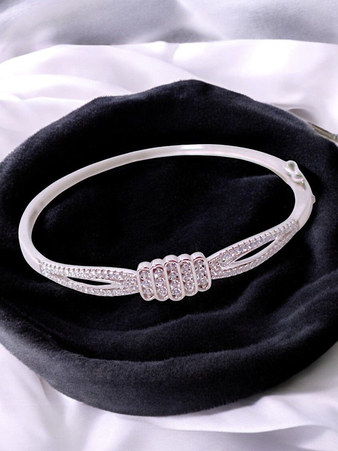 

Taraash 925 Sterling Silver Stone Studded Bangle-Style Bracelet