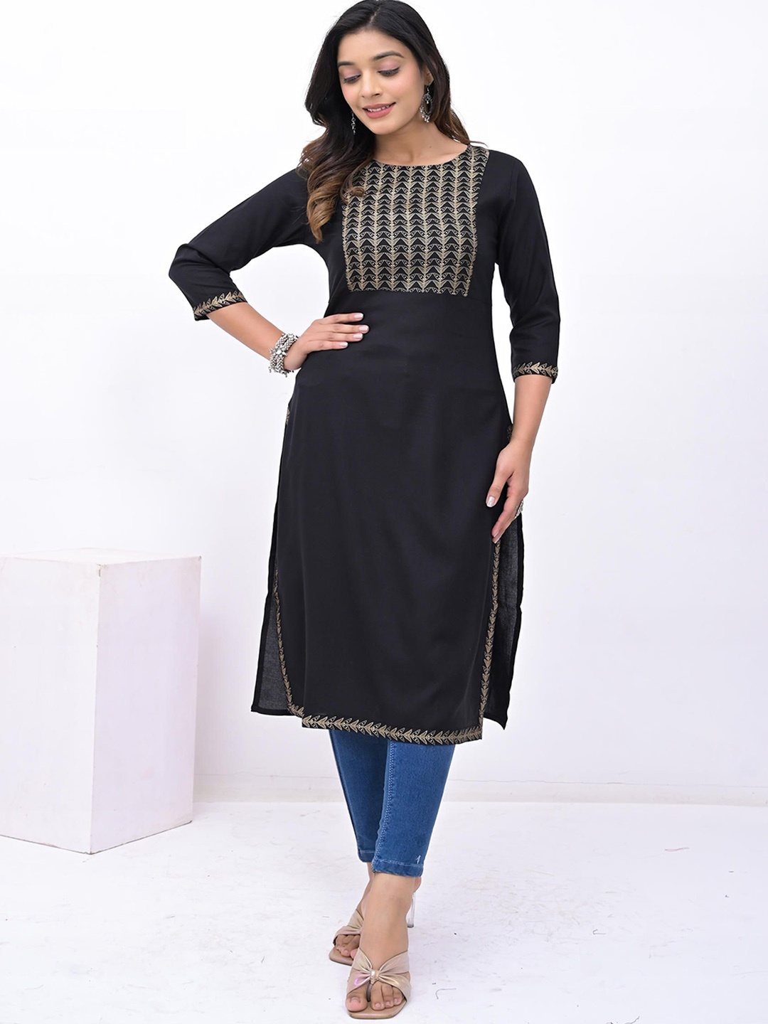 

KASHISHIYA Floral Yoke Design Round Neck Straight Kurtas, Black
