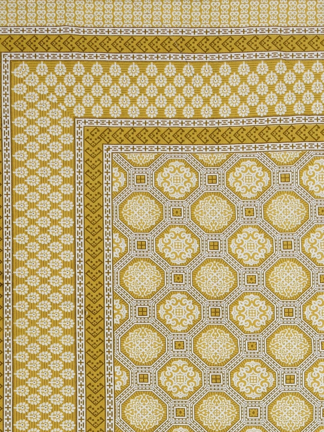 

LIVING ROOTS Elegance Mustard & White Pure Cotton 250 TC King Bedsheet Set 2.18 m x 2.64 m