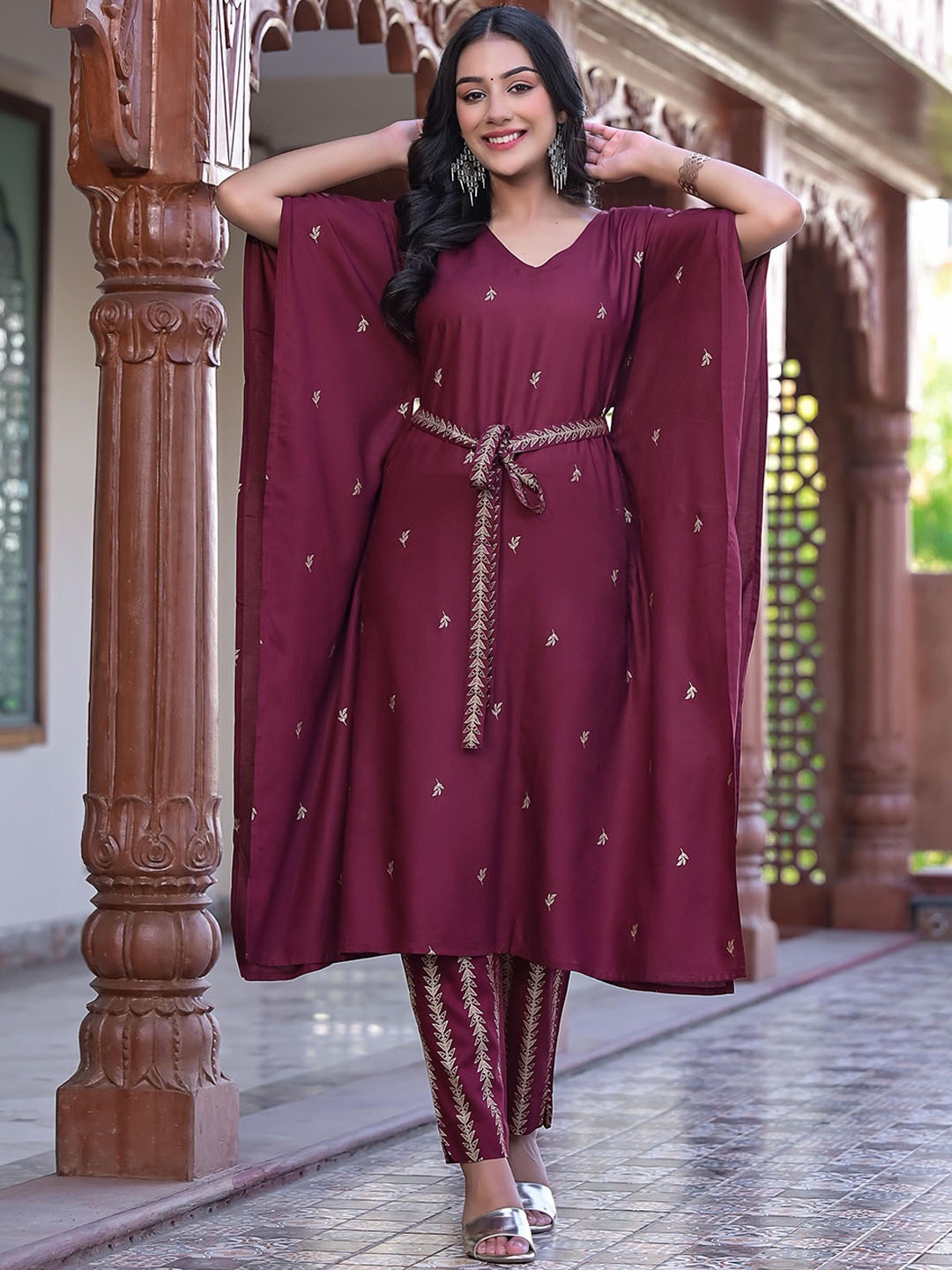 

KASHISHIYA Women Floral Printed Regular Thread Work Kurta with Trousers, Brown