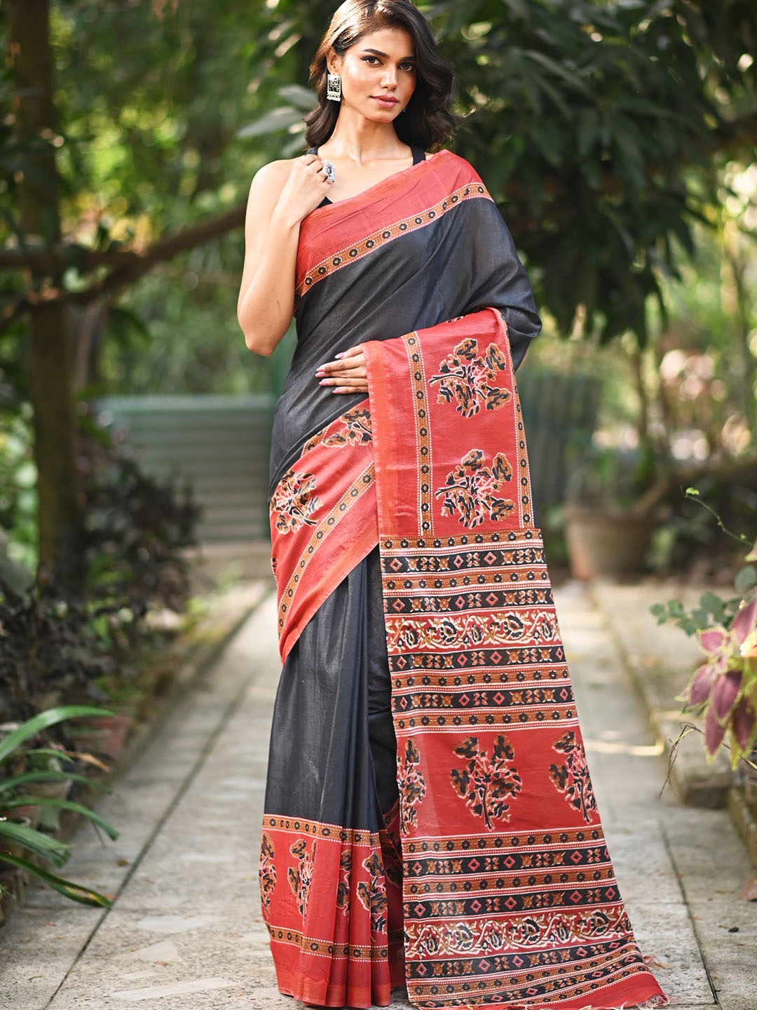 

Unnati Silks Floral Zari Silk Cotton Block Print Saree, Black