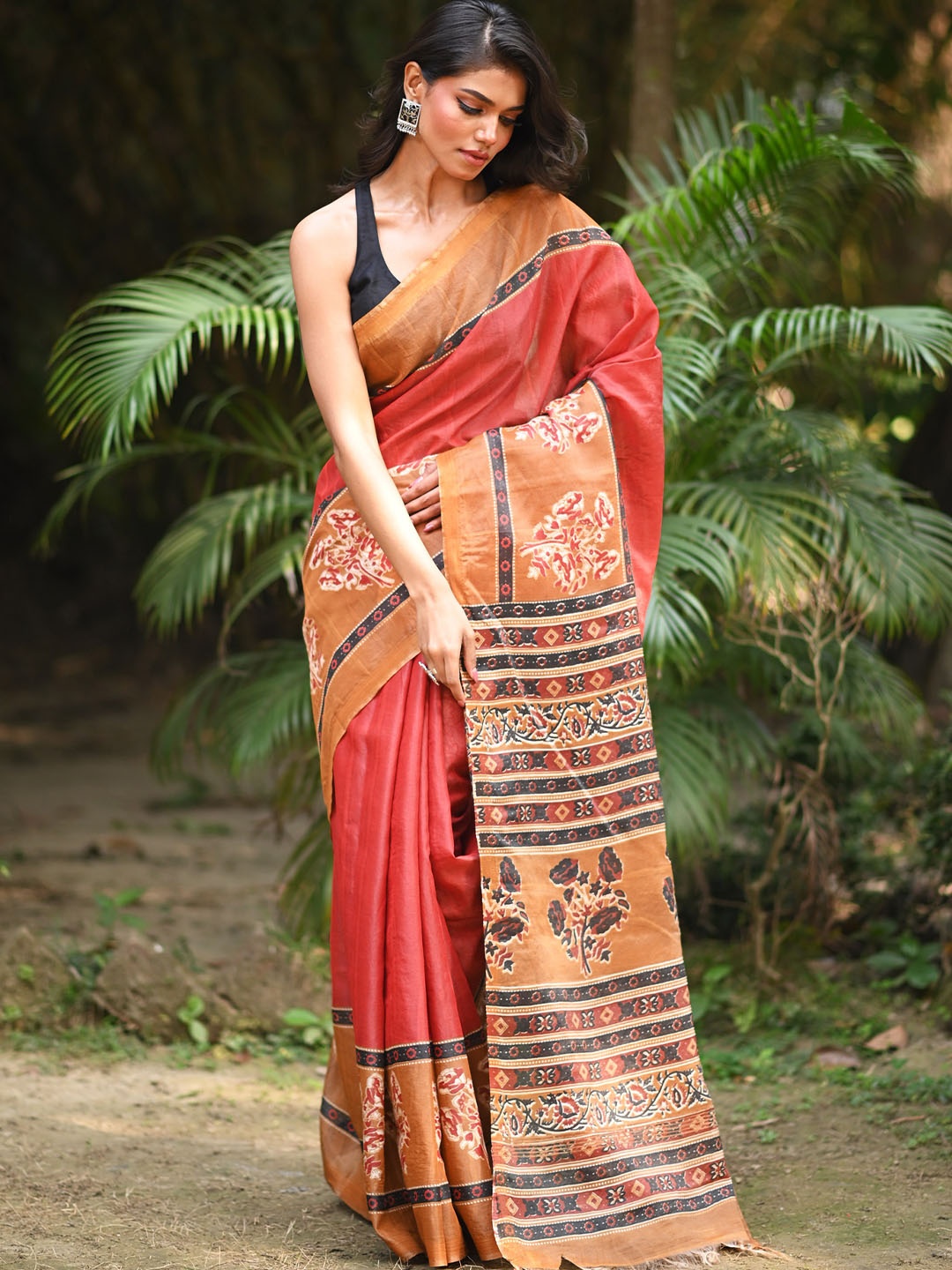

Unnati Silks Floral Zari Silk Cotton Handloom Block Print Saree, Red