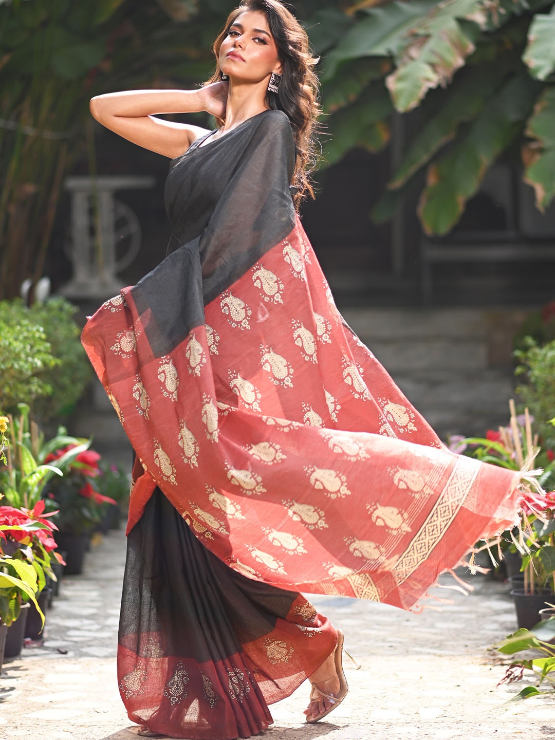 

Unnati Silks Ethnic Motifs Silk Cotton Handloom Block Print Saree, Black