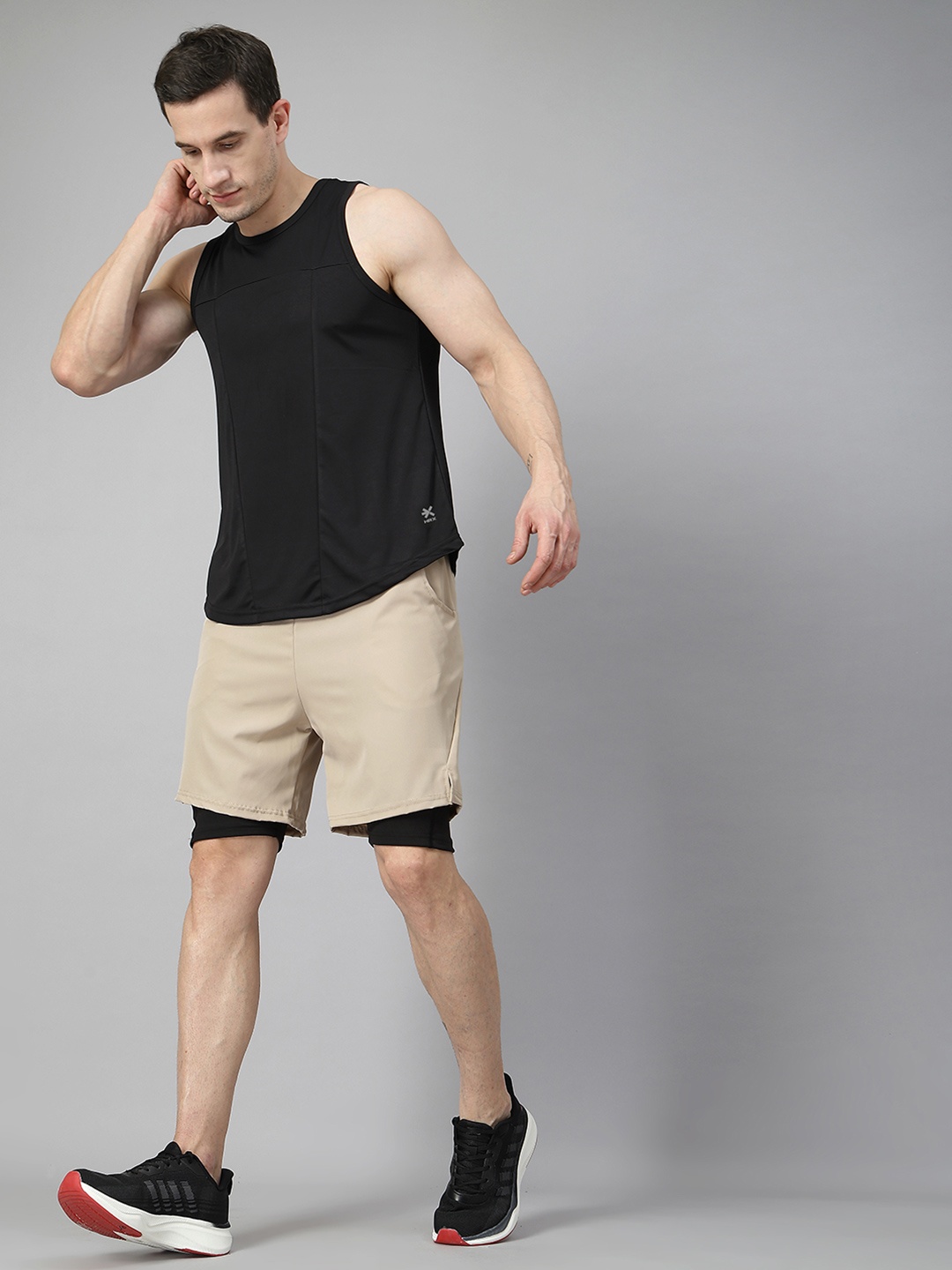 

HRX by Hrithik Roshan Men Solid Slim Fit T-shirt, Black