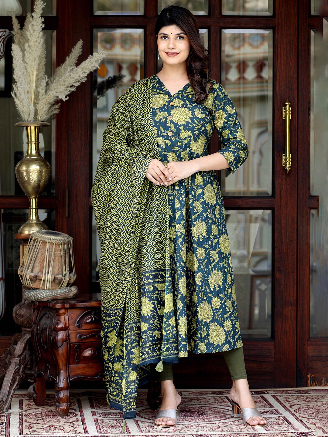 

Doriyaan Floral Printed V-Neck Anarkali Pure Cotton Kurta & Dupatta, Green