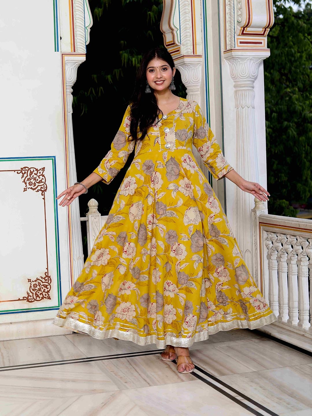 

Doriyaan Floral Printed Sweetheart Neck Gotta Patti Cotton Anarkali Kurta, Yellow