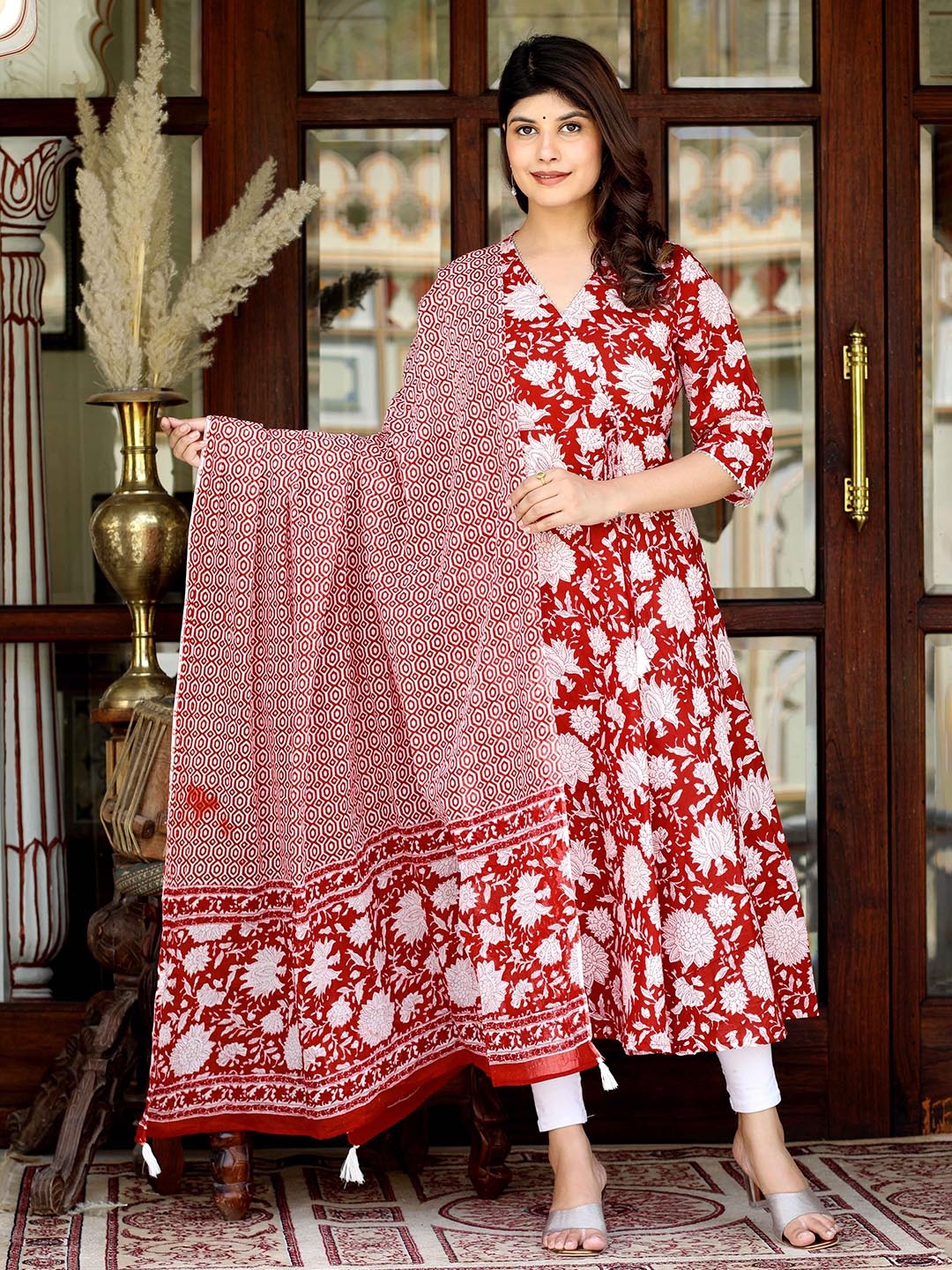 

Doriyaan Floral Printed V-Neck Anarkali Pure Cotton Kurta & Dupatta, Red
