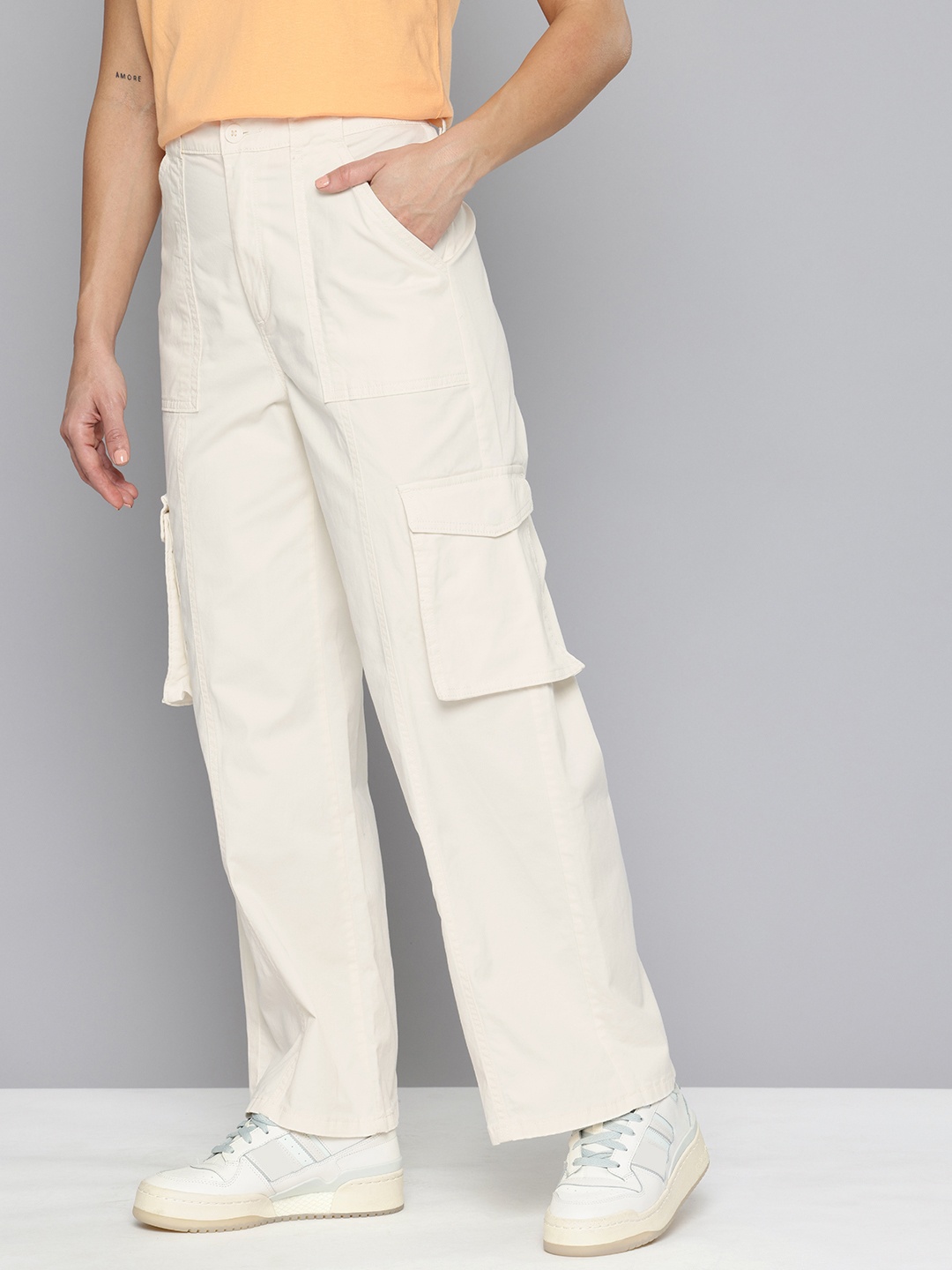 

Levis Women High-Rise Cargos Trousers, Cream