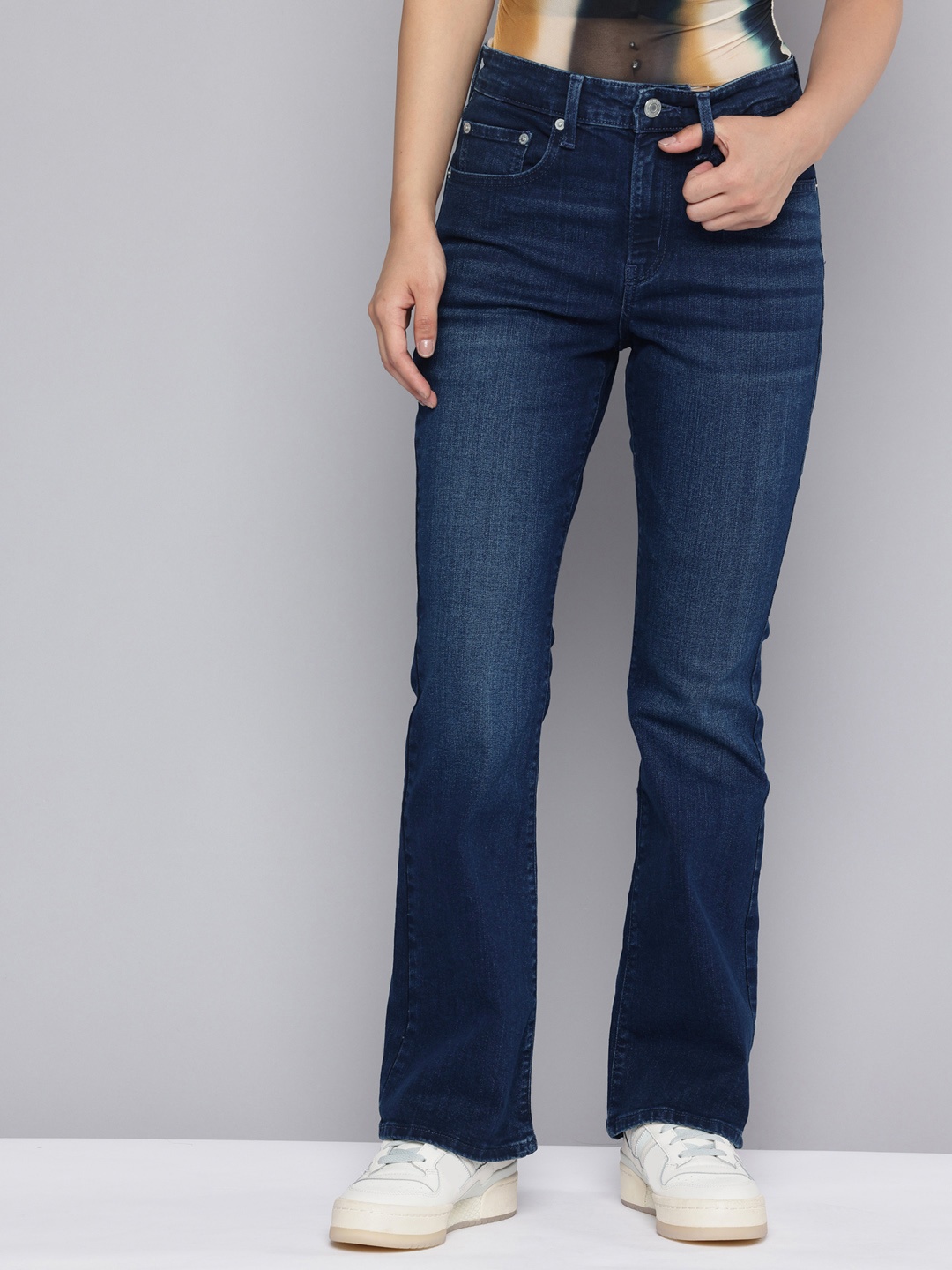 

Levis Women 725 Slim Bootcut High-Rise Light Fade Stretchable Jeans, Blue