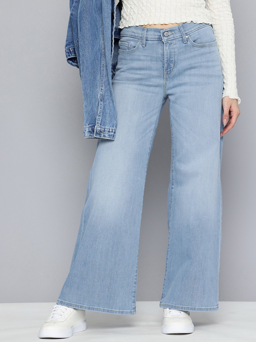 

Levis Women 318 Wide Leg Light Fade Stretchable Jeans, Blue